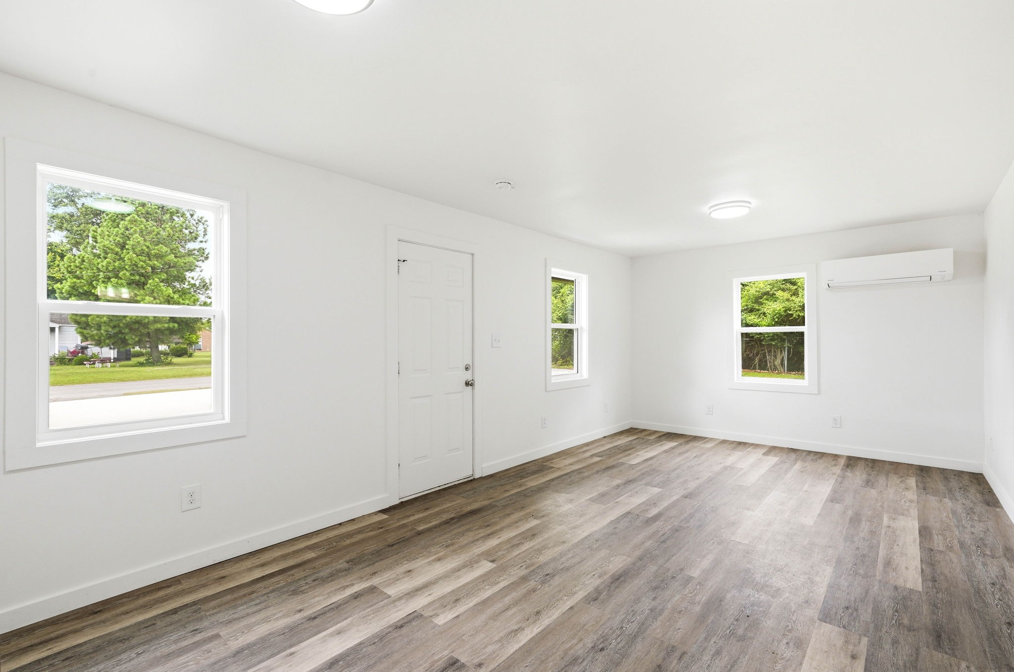 305 S Polk St Property Photo 6