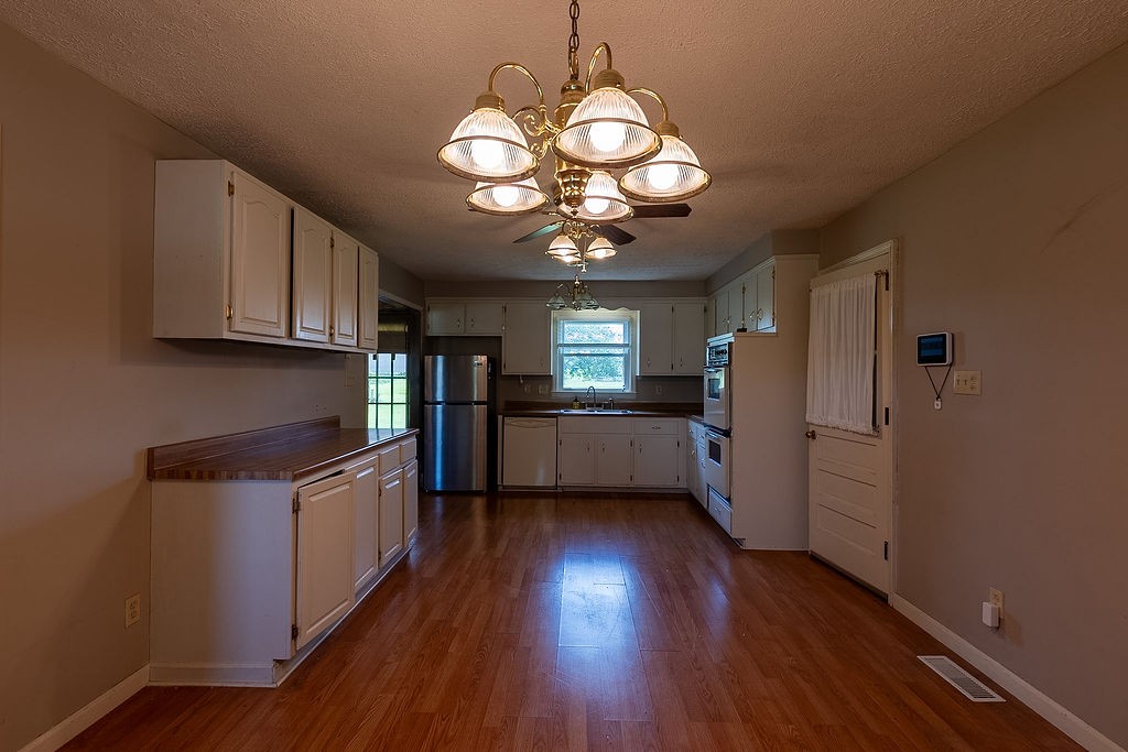 1200 Pin Oak Dr Property Photo 3