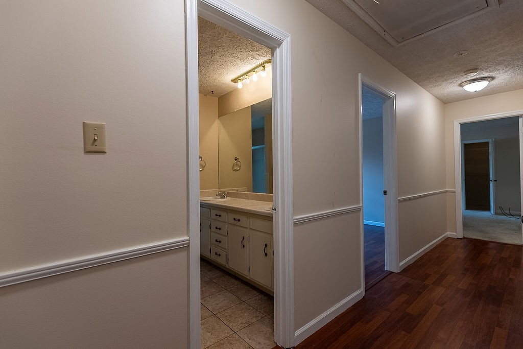 1200 Pin Oak Dr Property Photo 14