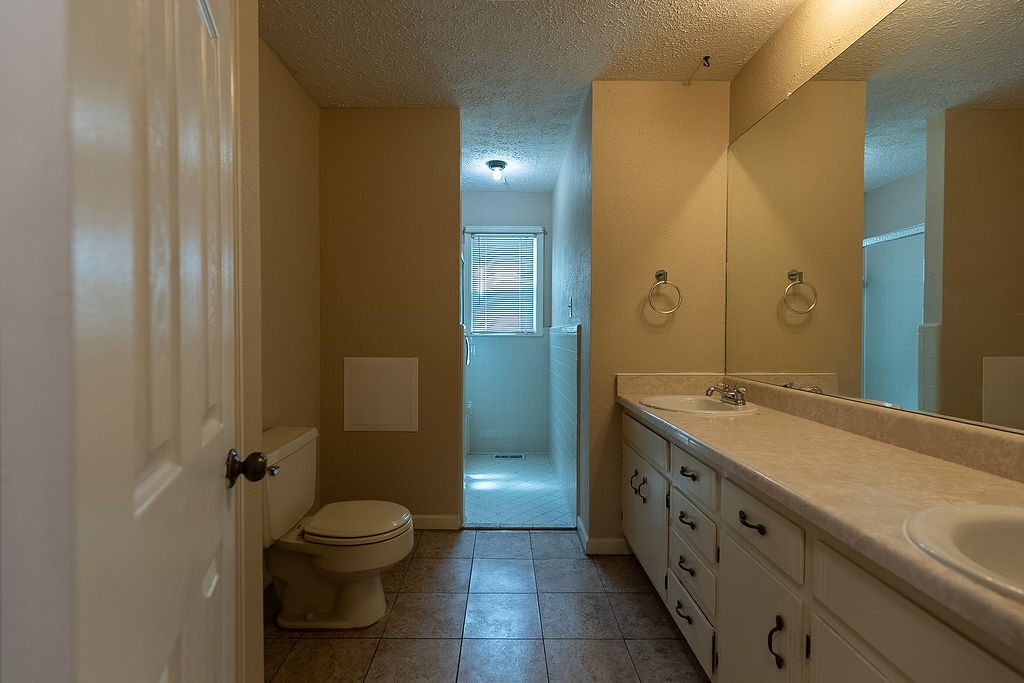 1200 Pin Oak Dr Property Photo 20