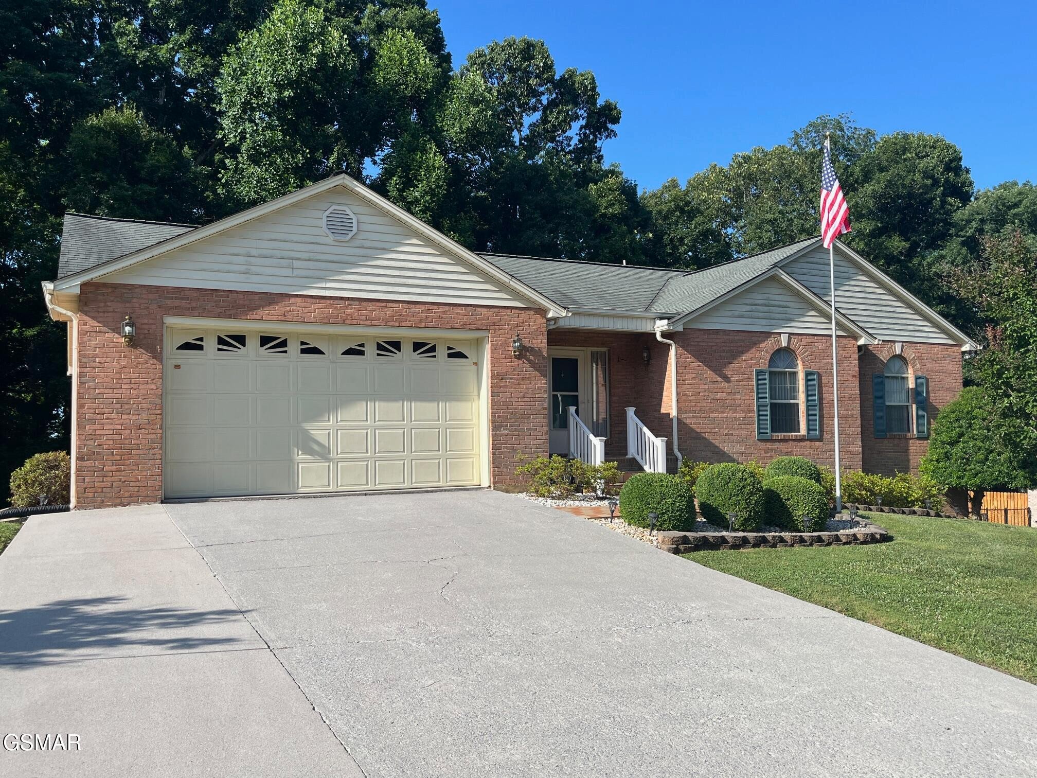 985 E Brentwood Drive Property Photo 1