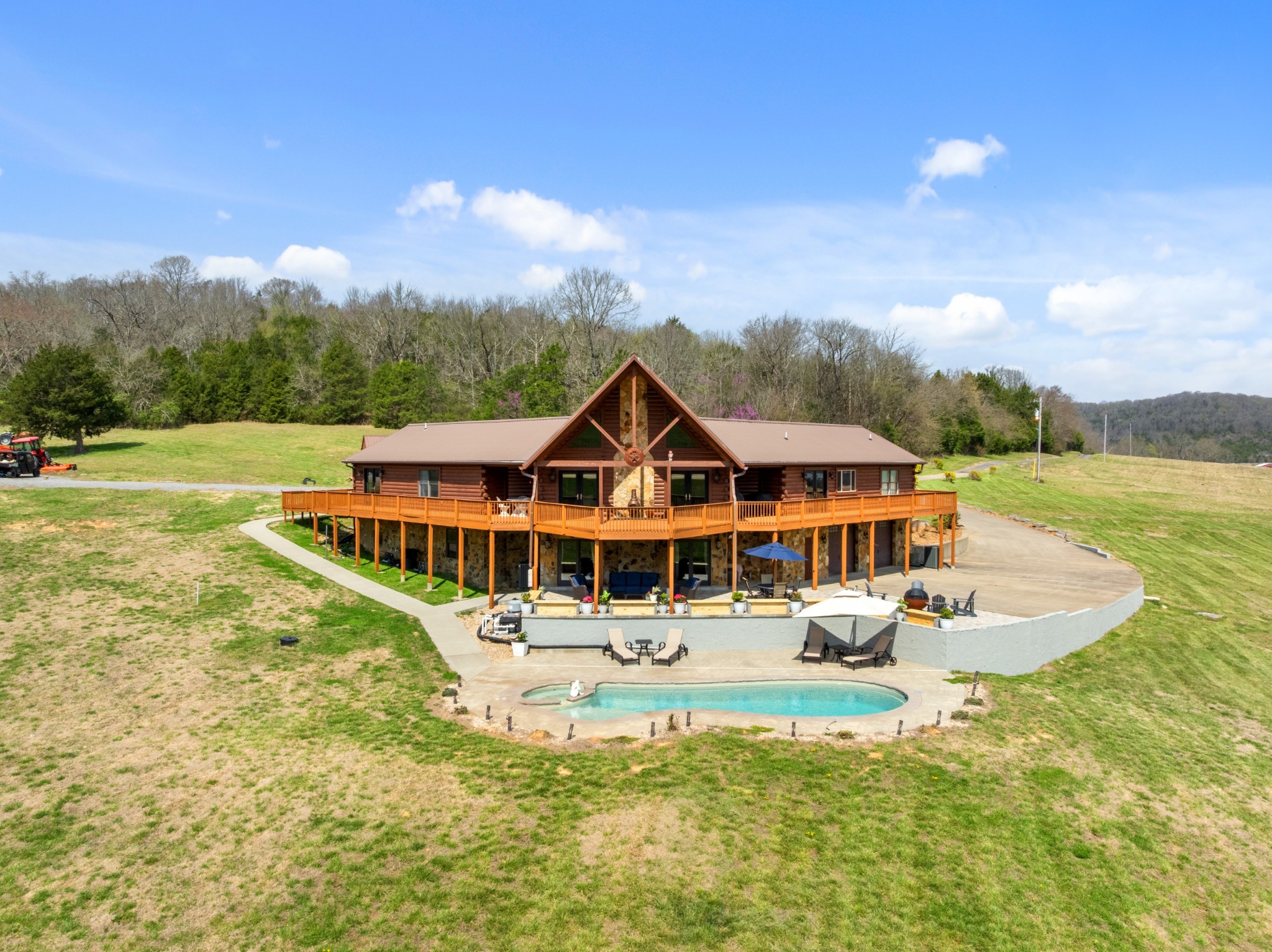 2063 Kennedy Creek Rd Property Photo 1