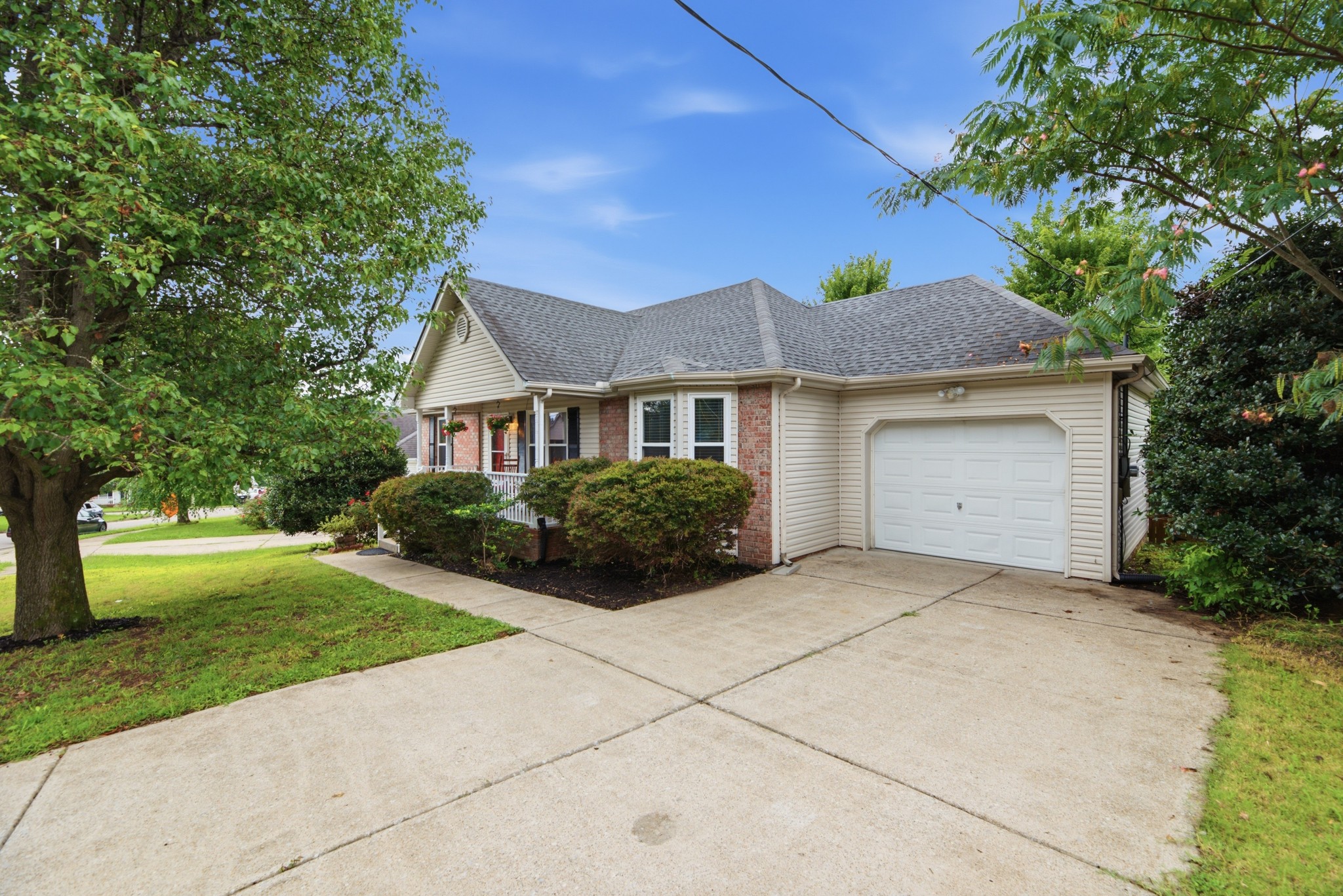 1029 Saddlestone Dr Property Photo 2