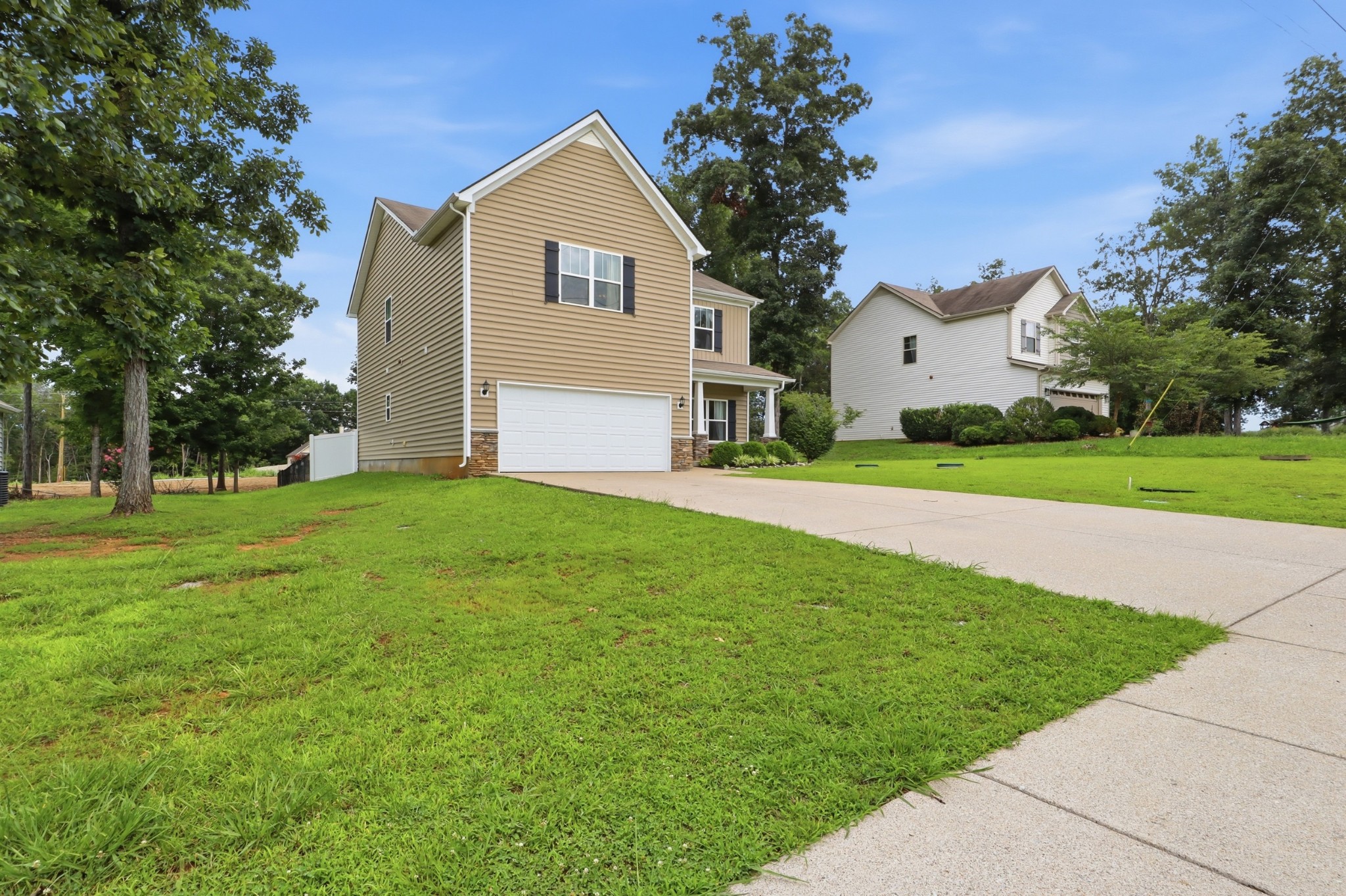 806 Silverhill Dr Property Photo 3