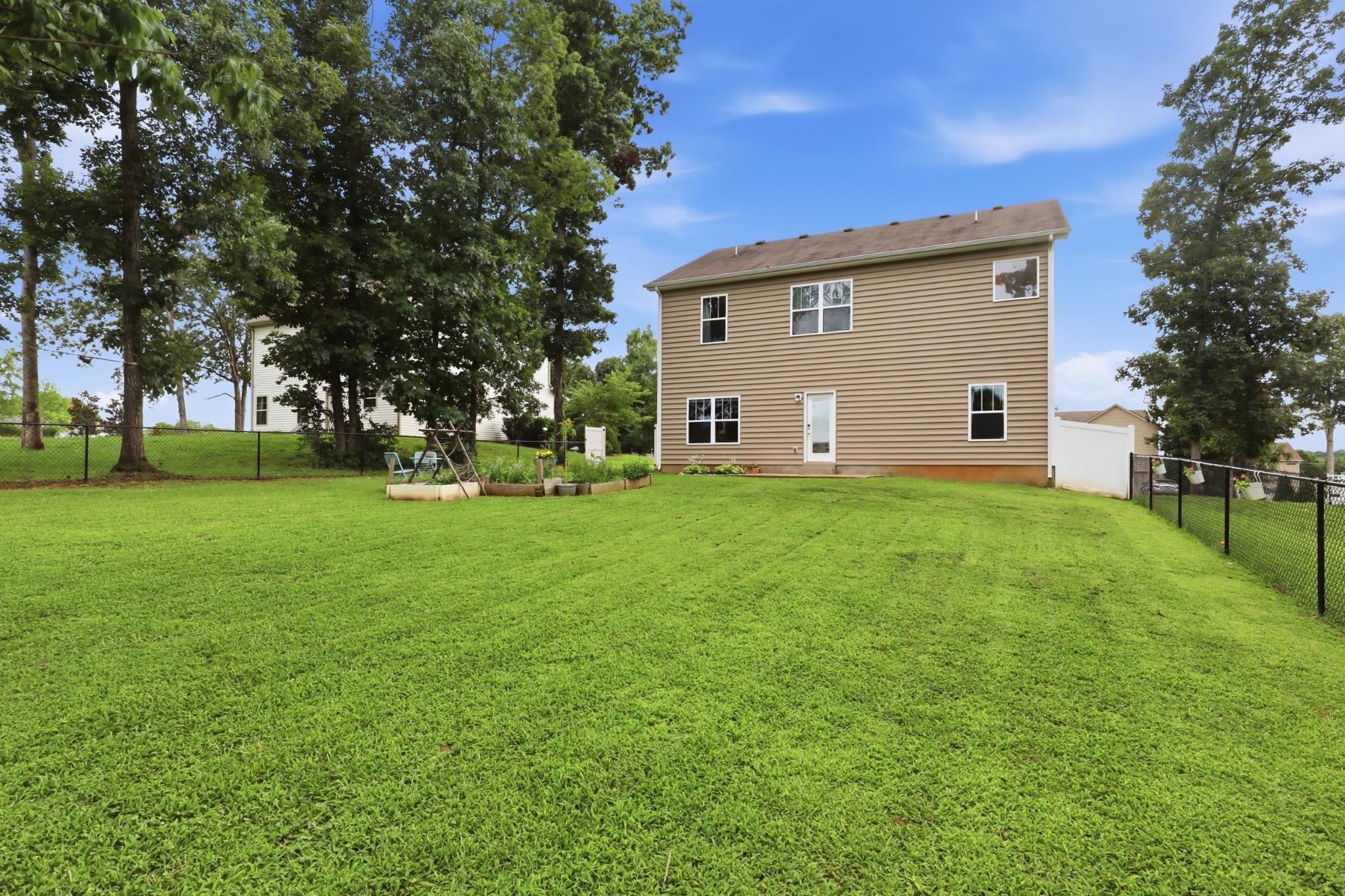 806 Silverhill Dr Property Photo 28