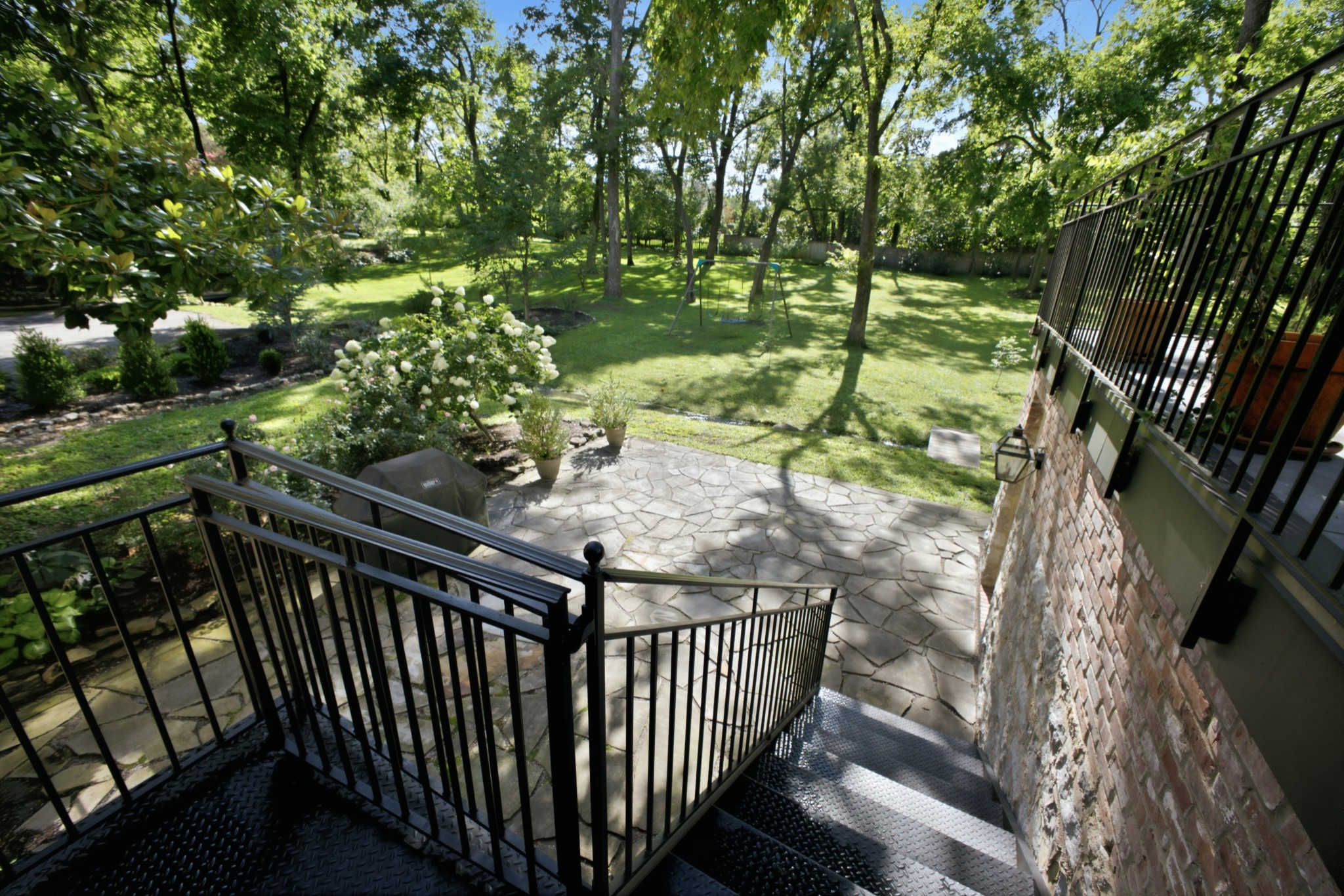 419 Lynnwood Blvd Property Photo 3