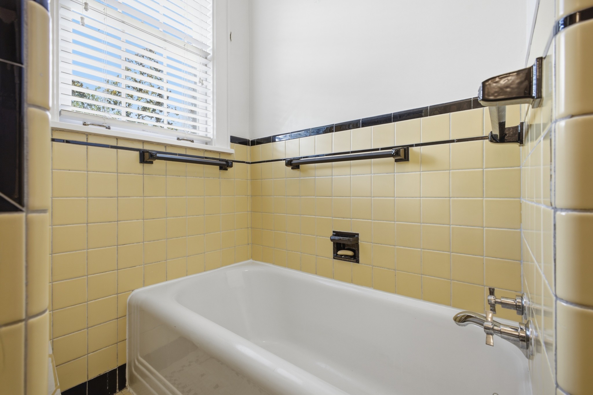 419 Lynnwood Blvd Property Photo 23