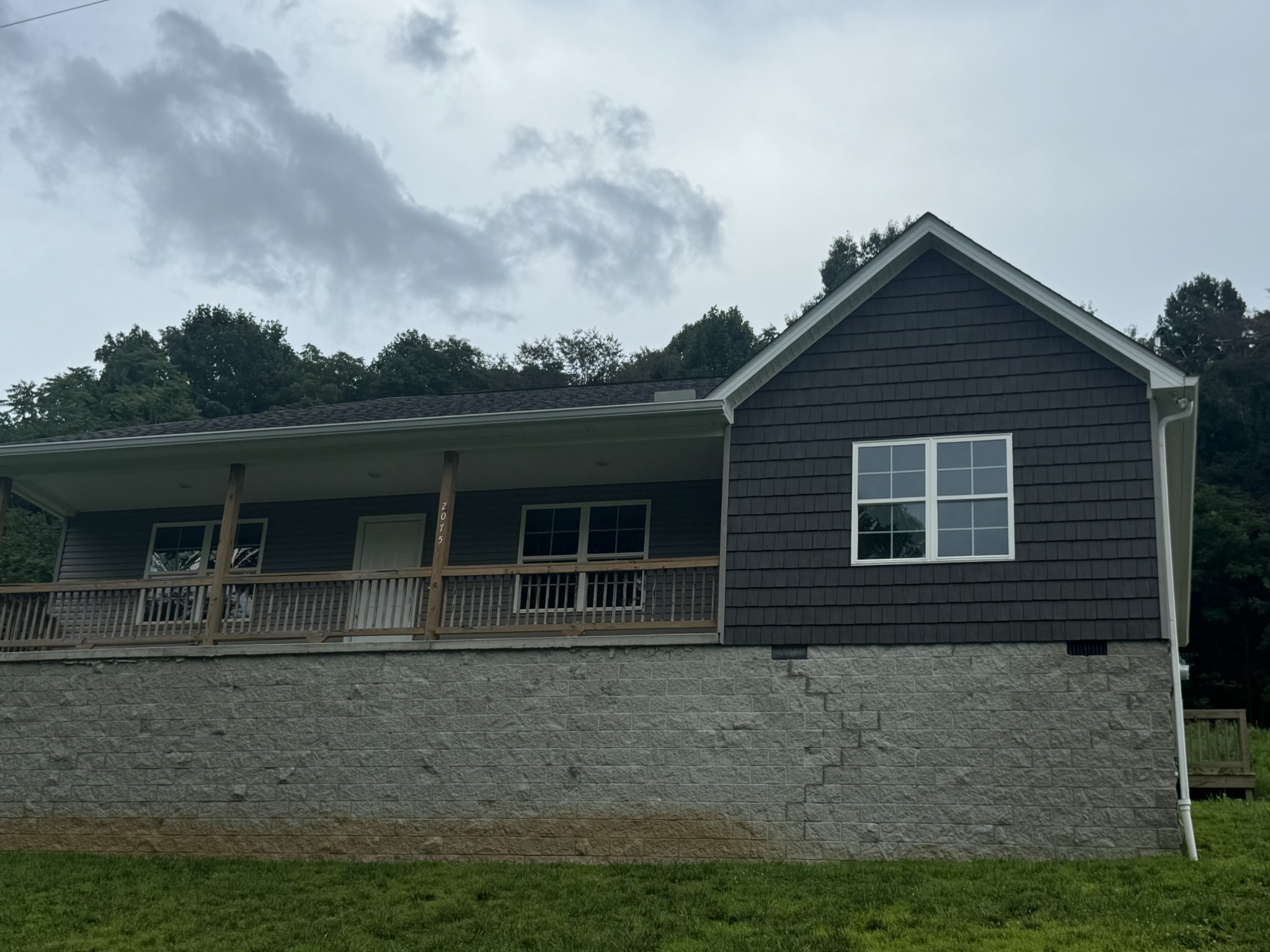 2075 Collier Rd Property Photo 1