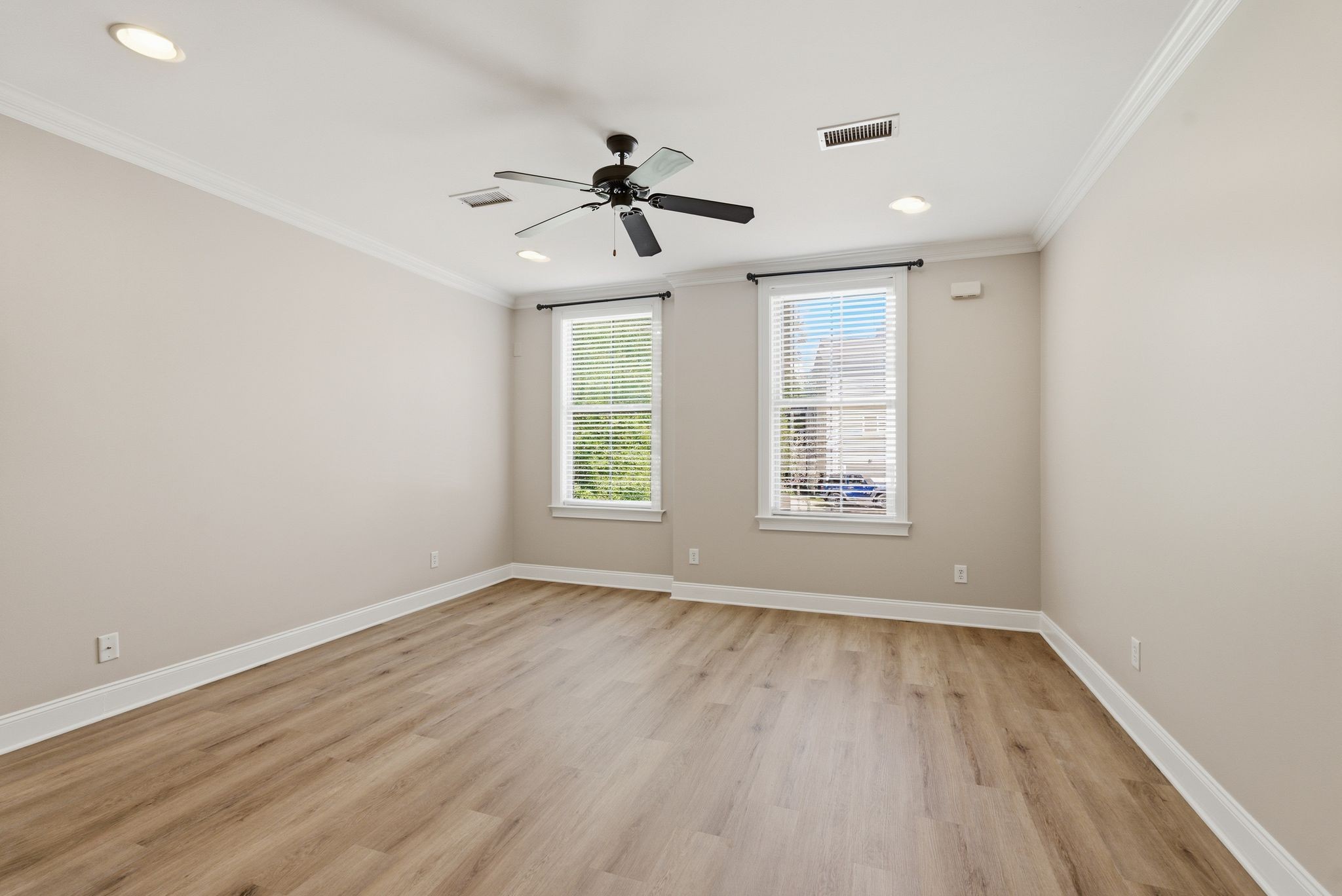 3122 Long Boulevard Property Photo 9