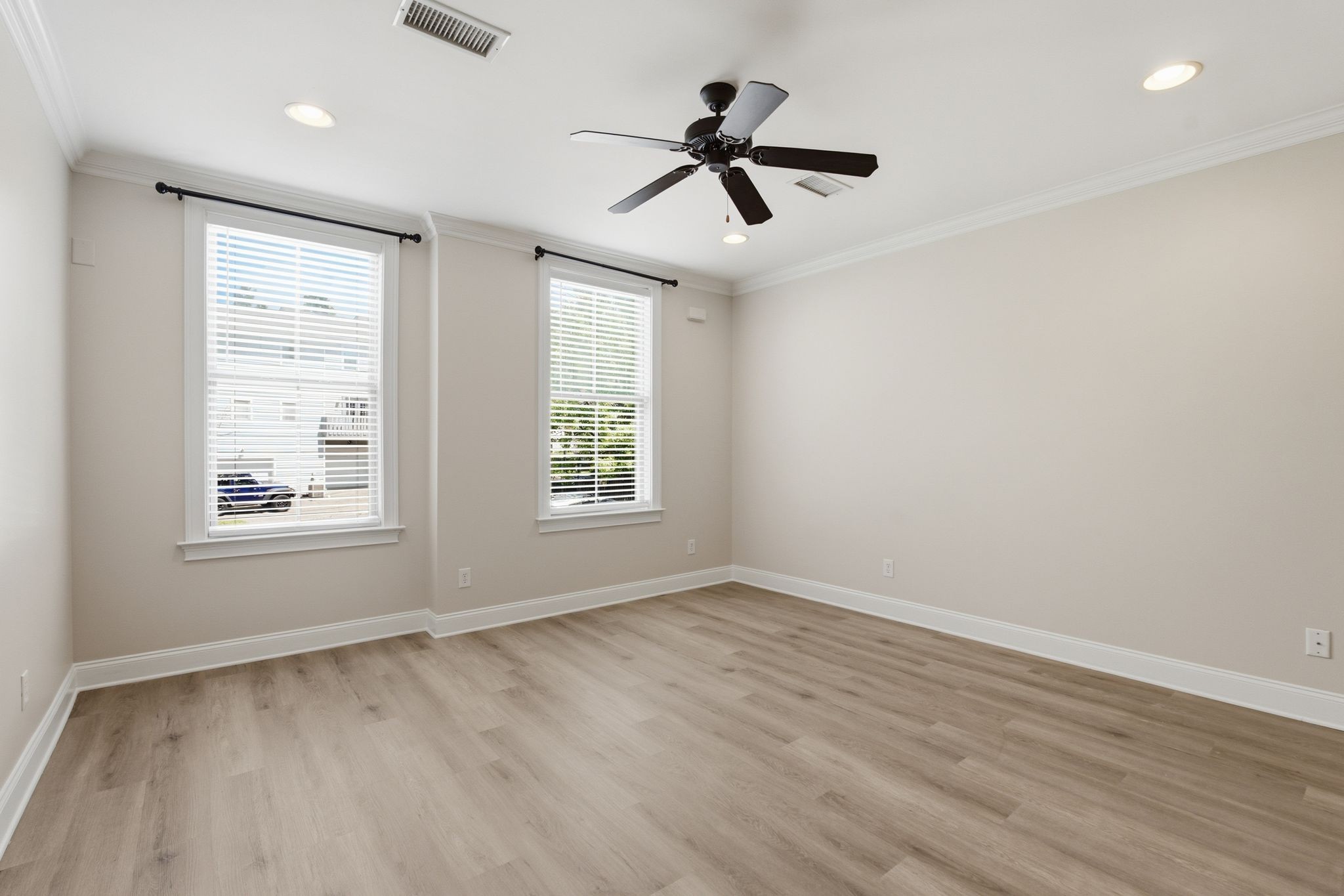 3122 Long Boulevard Property Photo 10