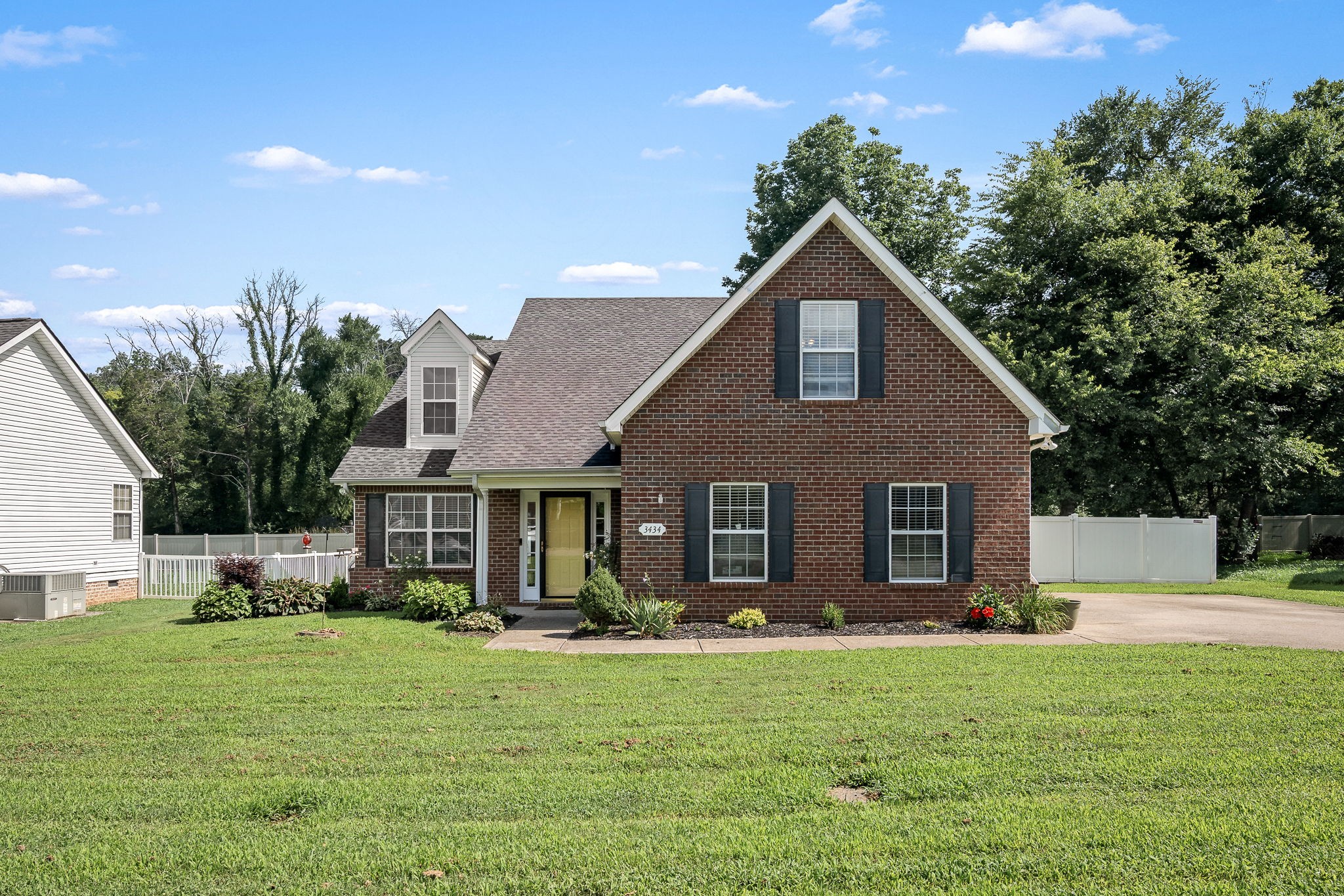 3434 Leslie Ln