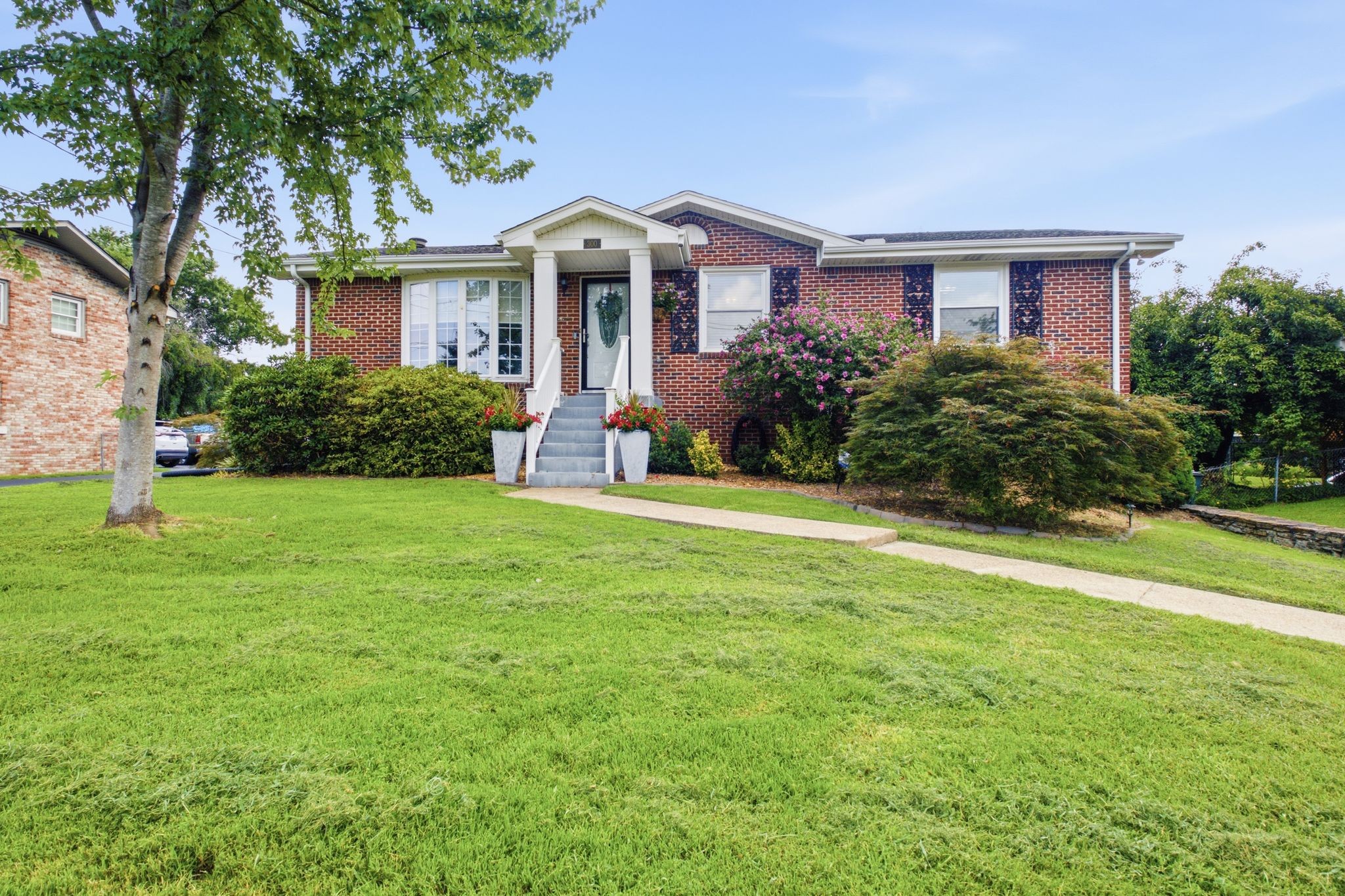 300 Weldon Dr Property Photo 1