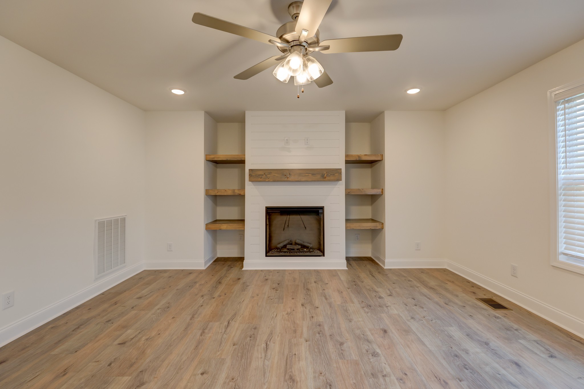 1385 Harmon Ln Property Photo 11