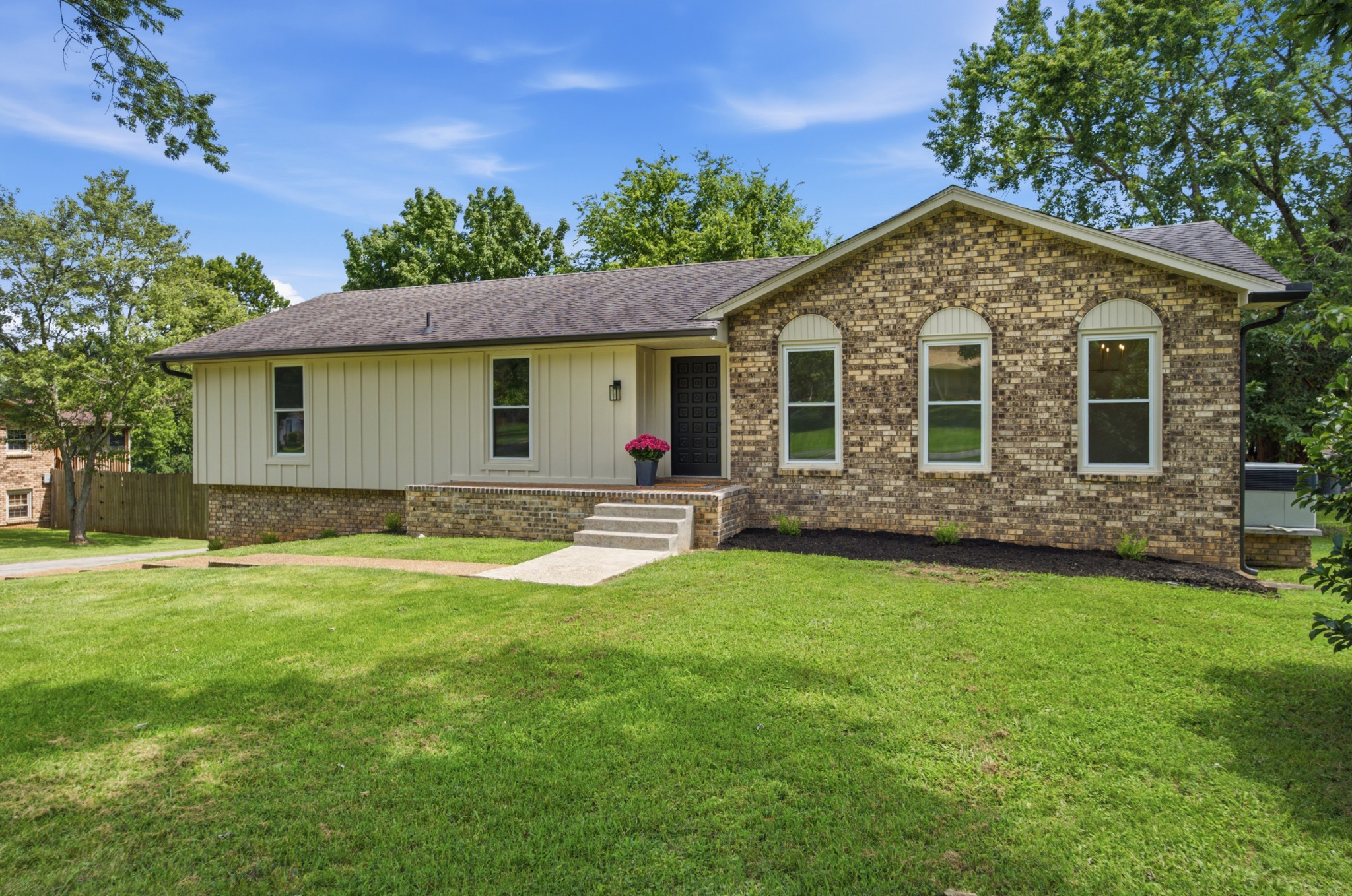 1025 Woodmont Dr Property Photo 1