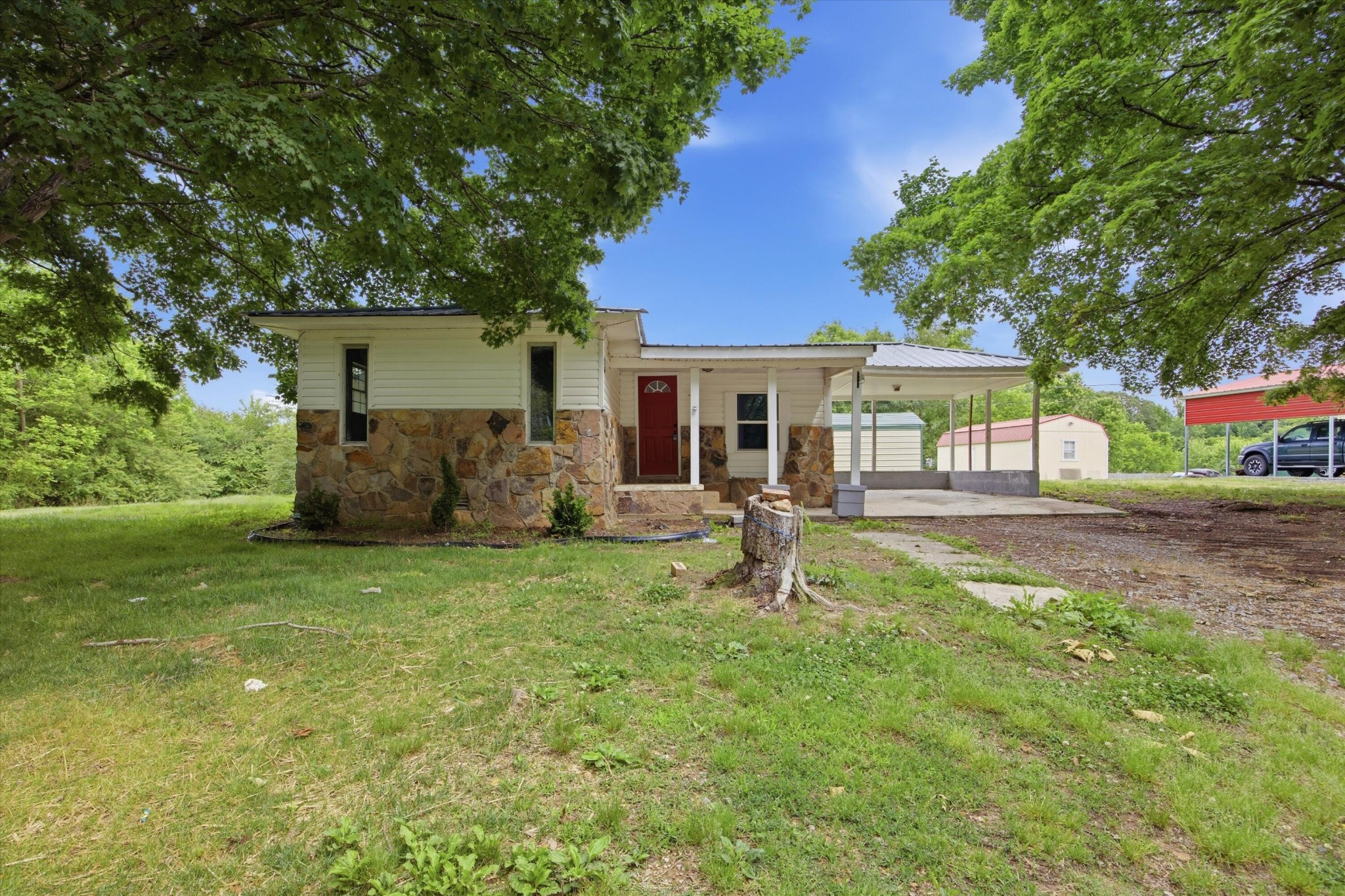 223 N Elm Street Property Photo 1