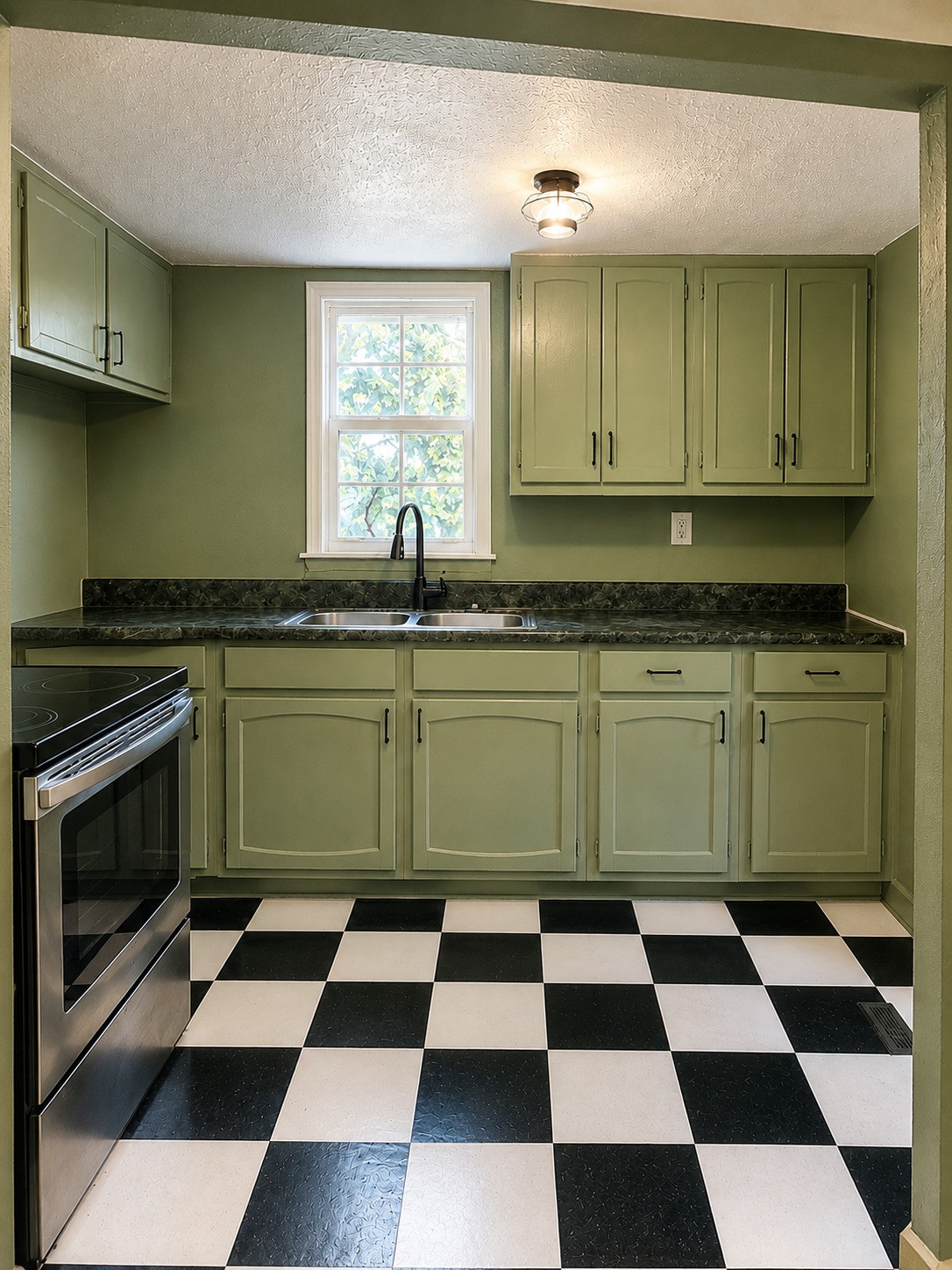 2328 Batavia St Property Photo 5