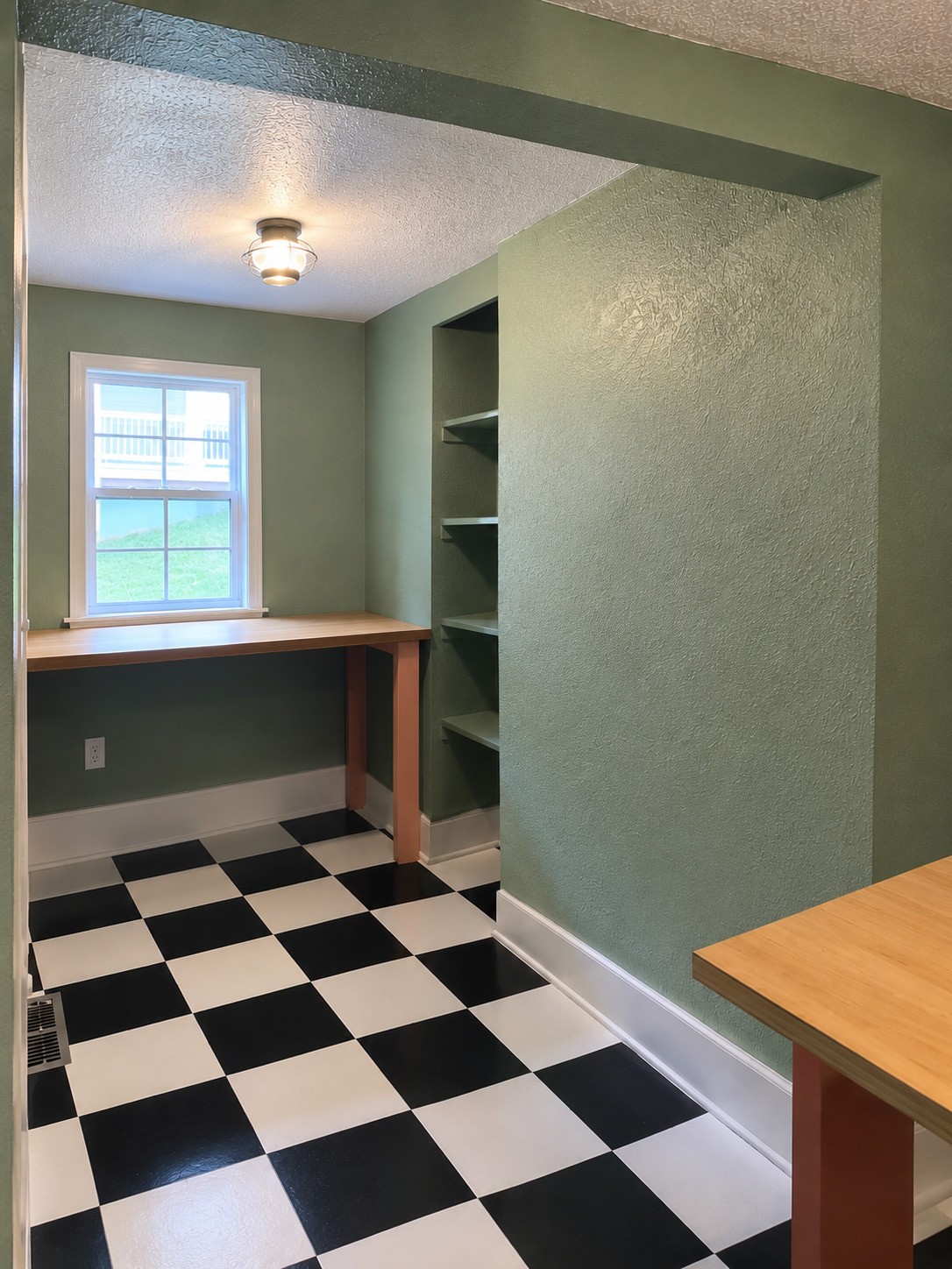 2328 Batavia St Property Photo 6