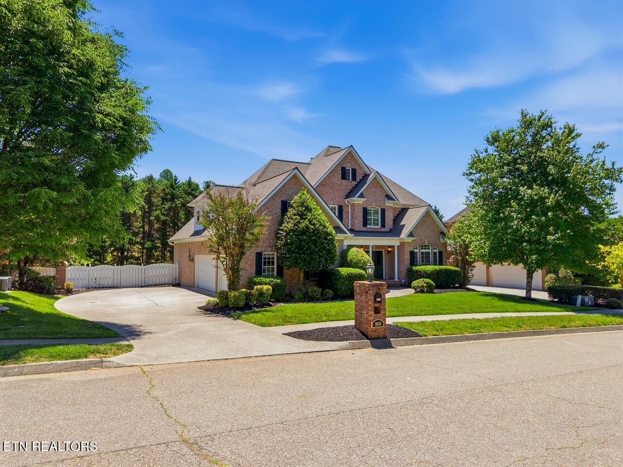 9648 Valley Woods Lane Property Photo 3