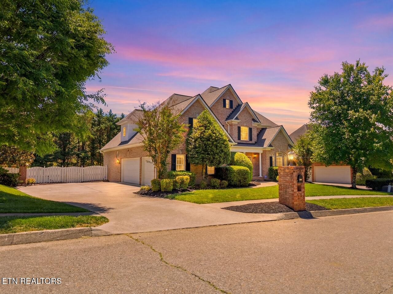 9648 Valley Woods Lane Property Photo 4