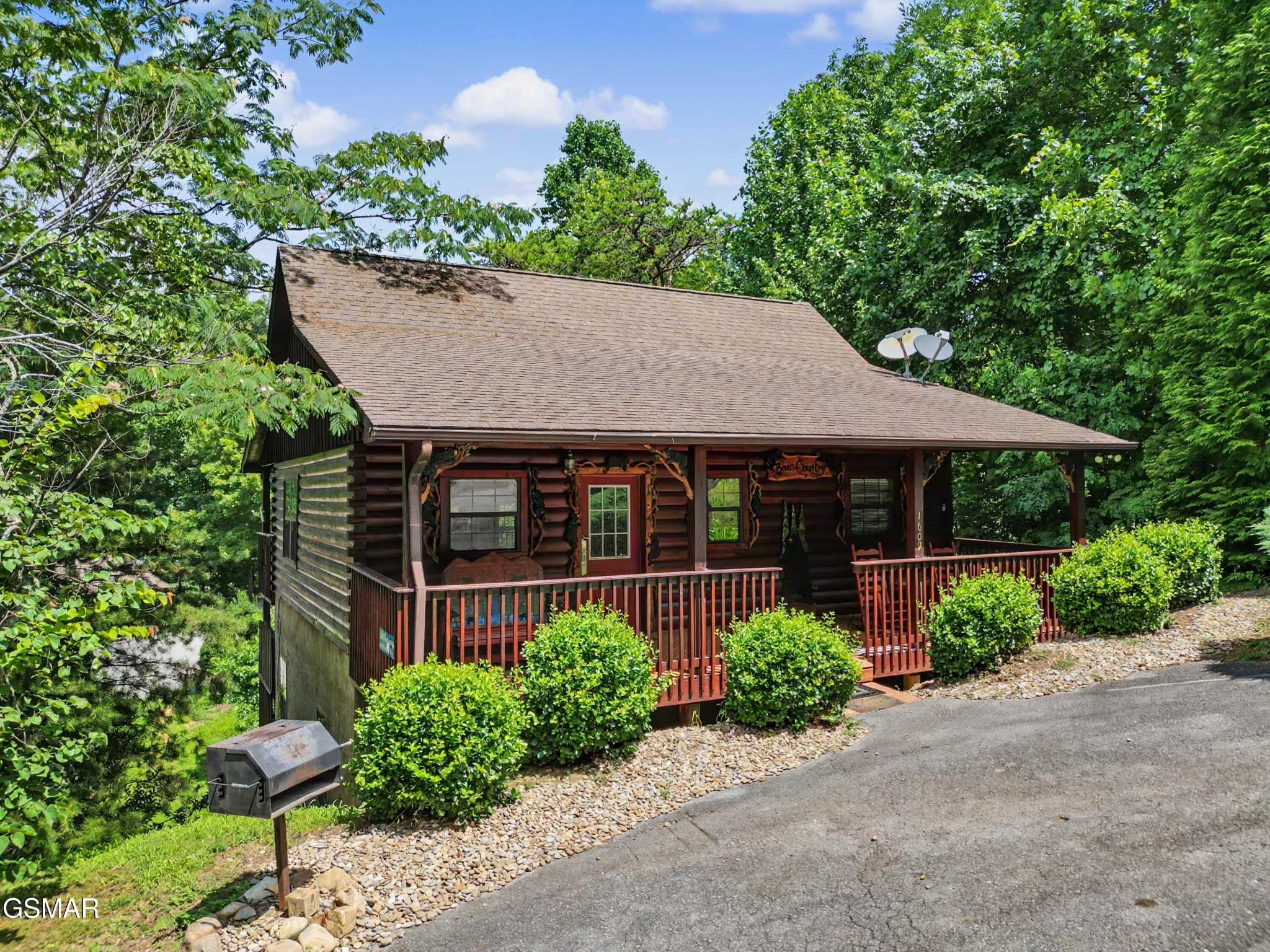 1609 Pinewood Way Property Photo 1