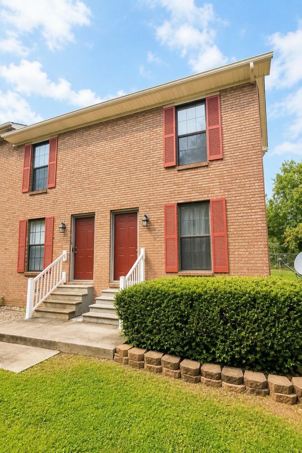 1032 Brookview Dr Property Photo 1
