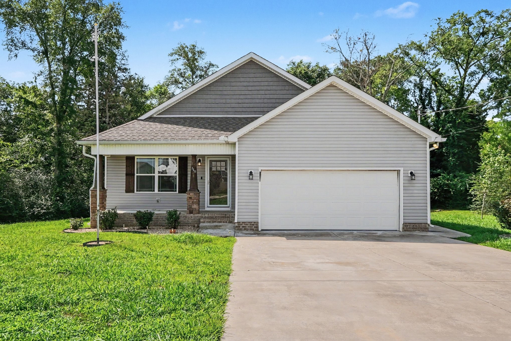118 Blue Grass Dr Property Photo 1