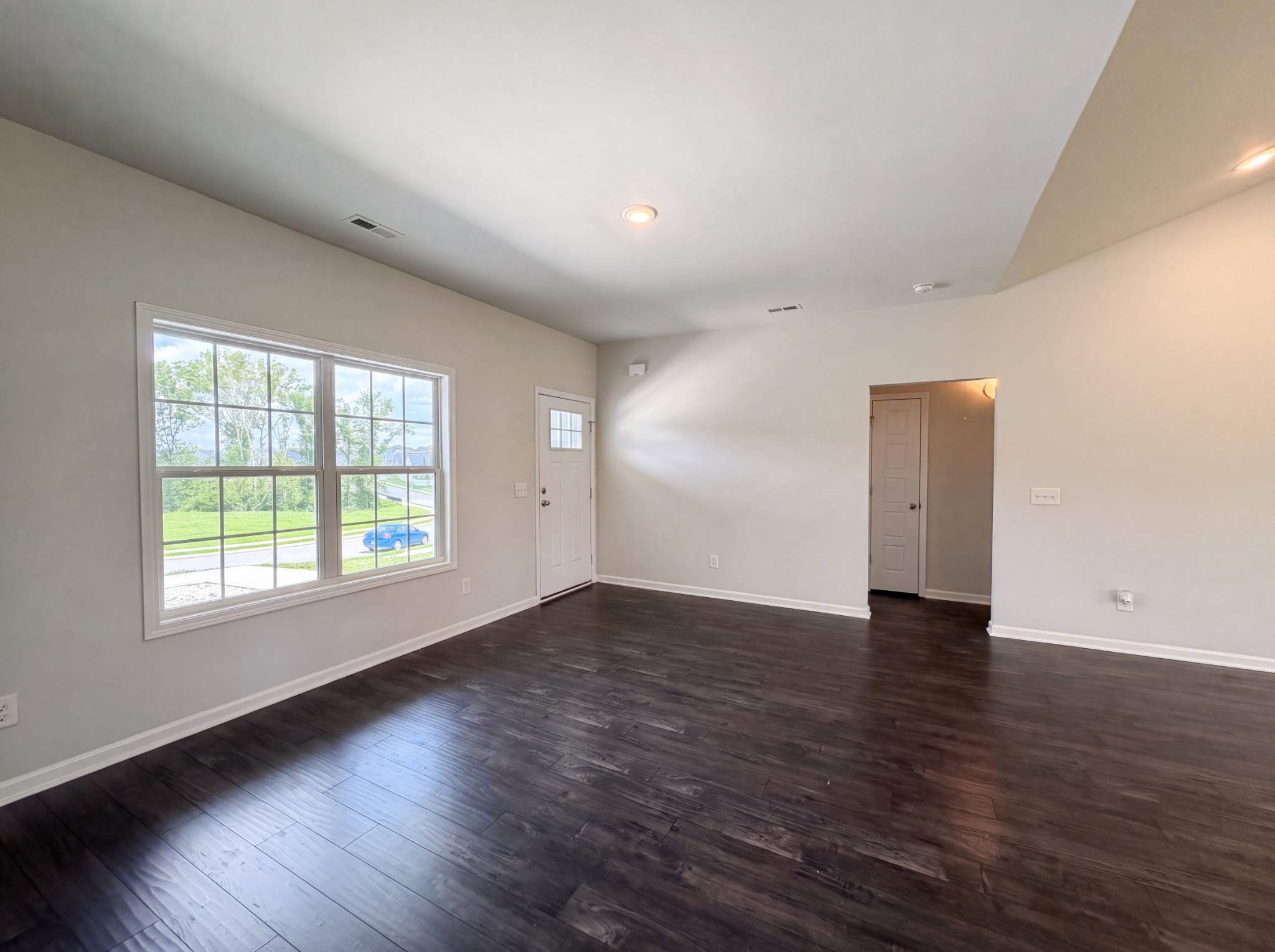 734 Mitscher Dr Property Photo 8