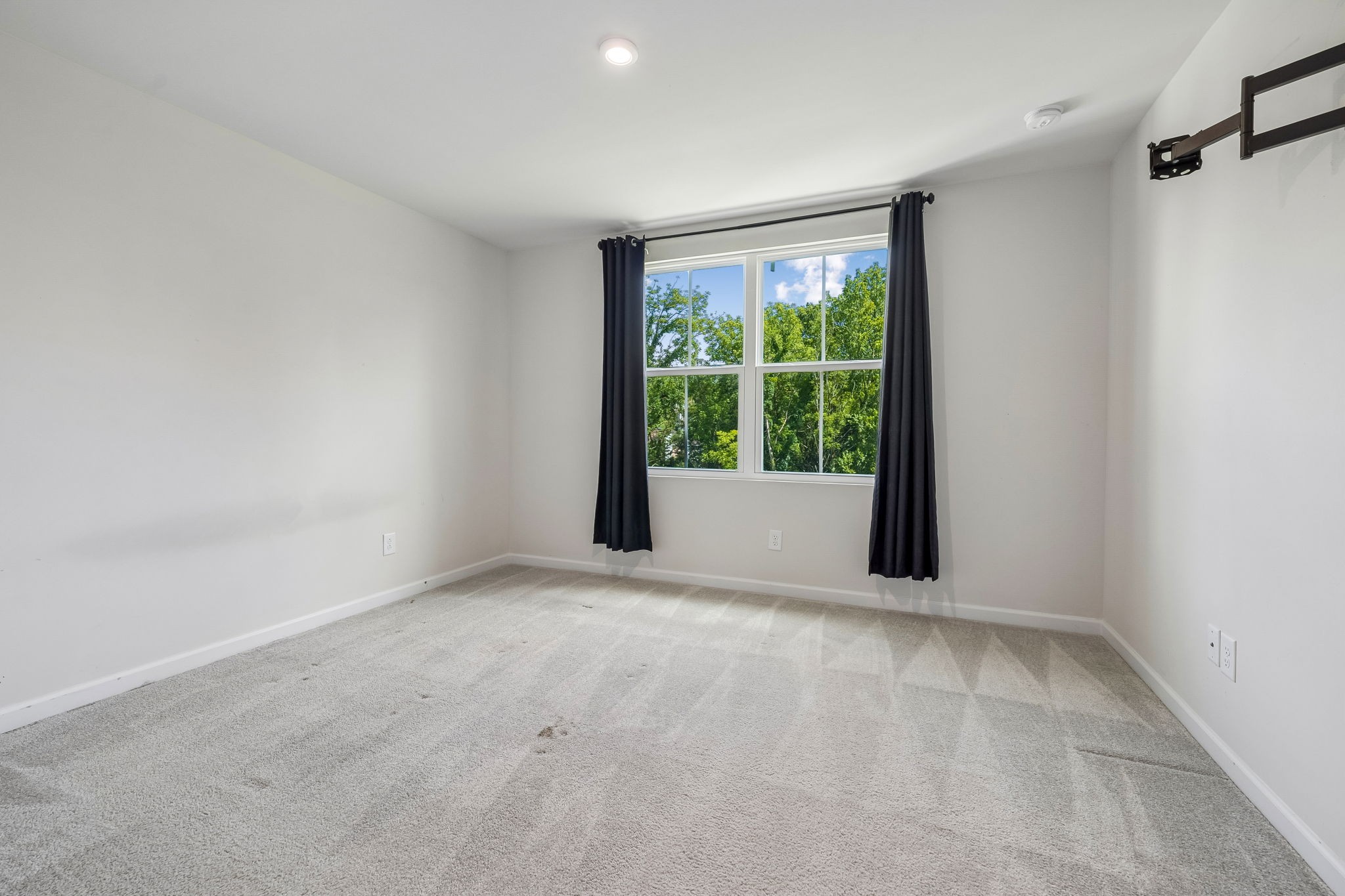 1612 Mountain Ash Ln Property Photo 14