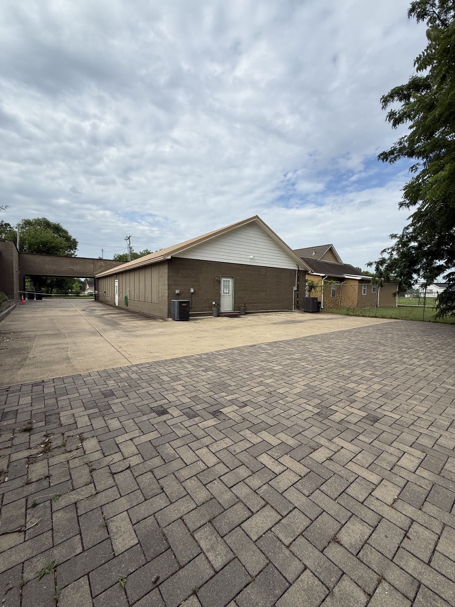 327 E State St Property Photo 18