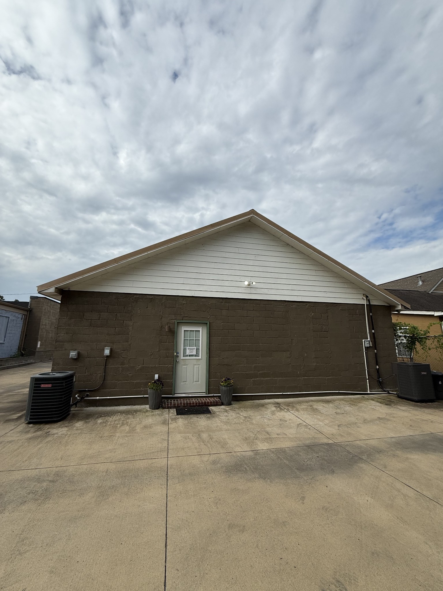 327 E State St Property Photo 19