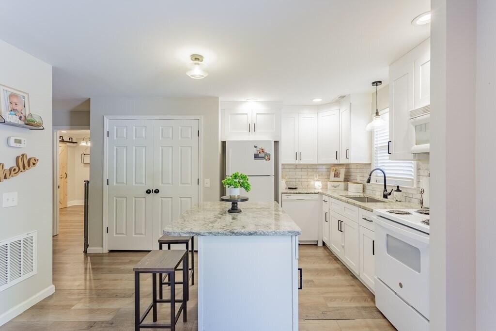 1900 Meadowbrook Circle, Nw Property Photo 3