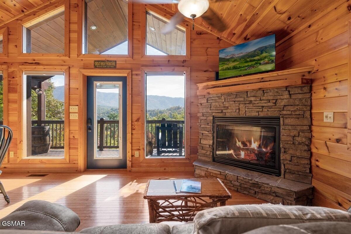 4235 Round Top Way Property Photo 4