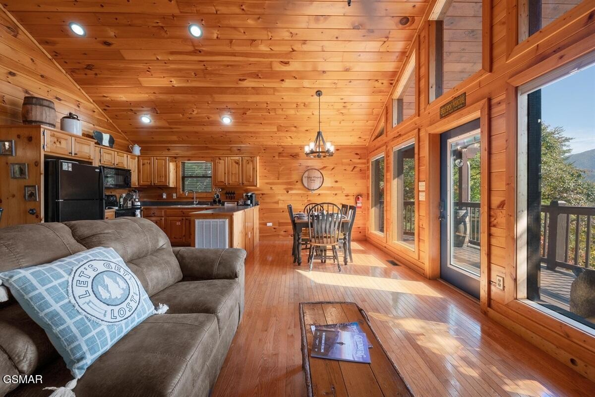 4235 Round Top Way Property Photo 5
