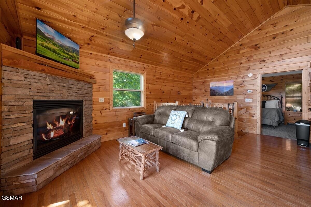 4235 Round Top Way Property Photo 7
