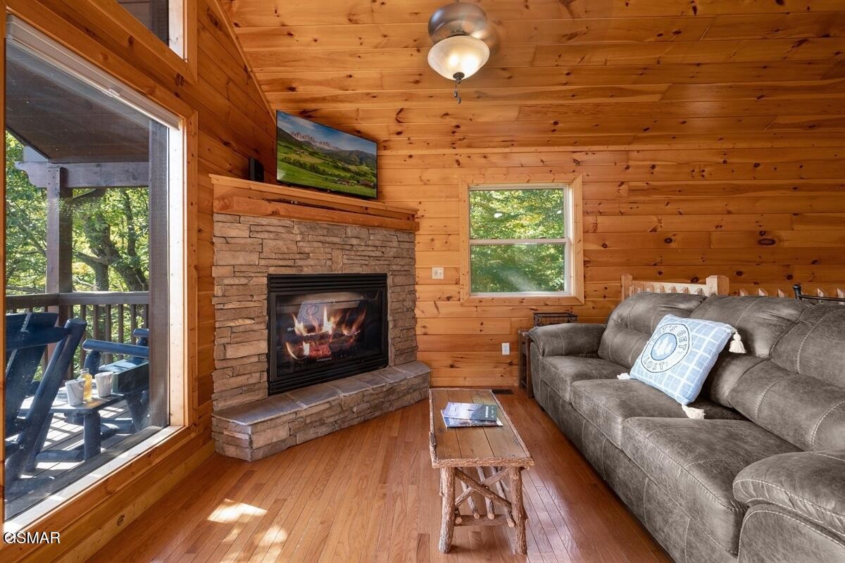 4235 Round Top Way Property Photo 8