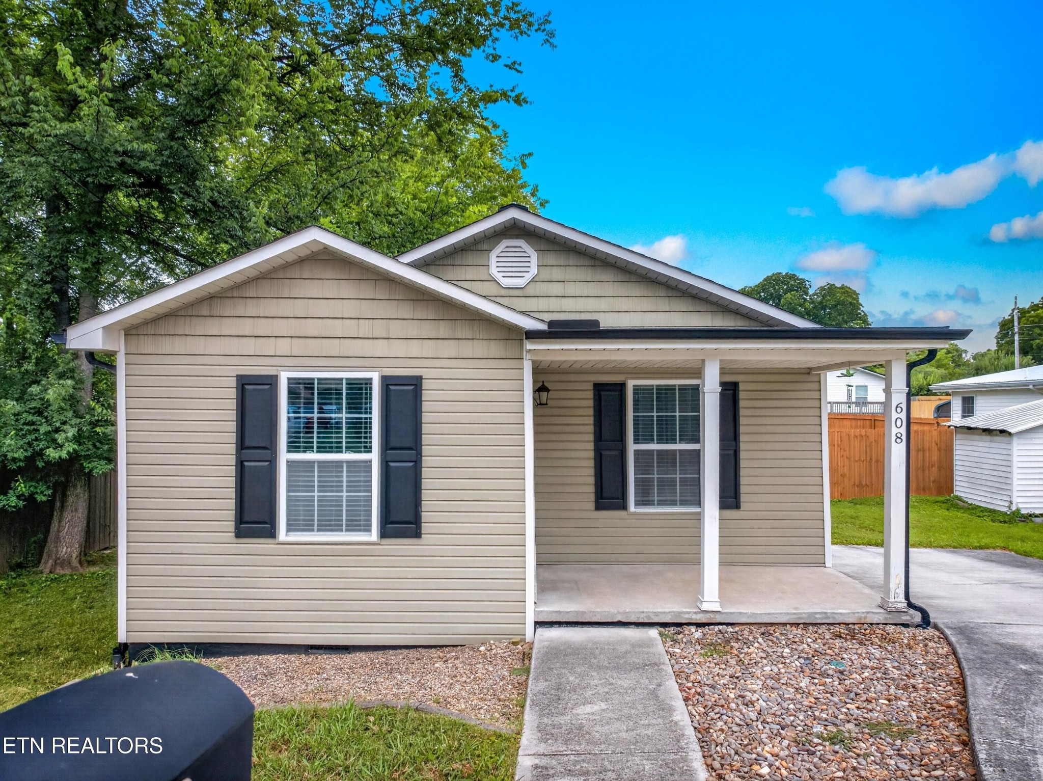 608 Middle St Property Photo 1