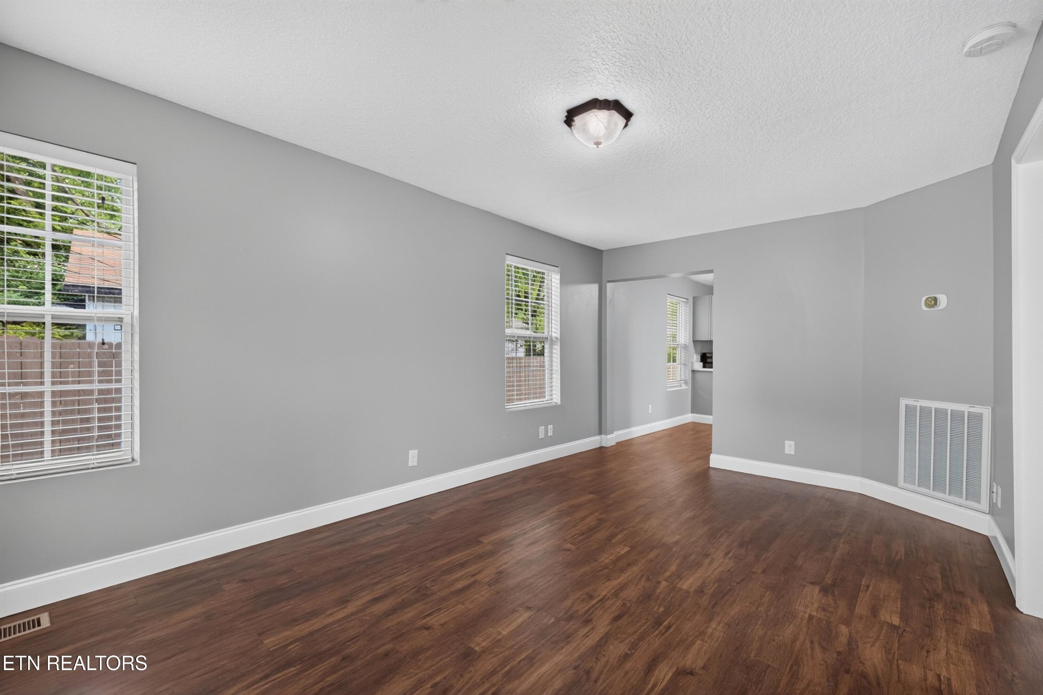 608 Middle St Property Photo 5