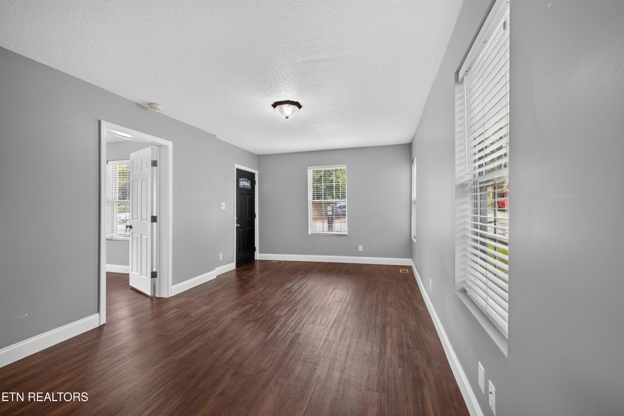 608 Middle St Property Photo 6