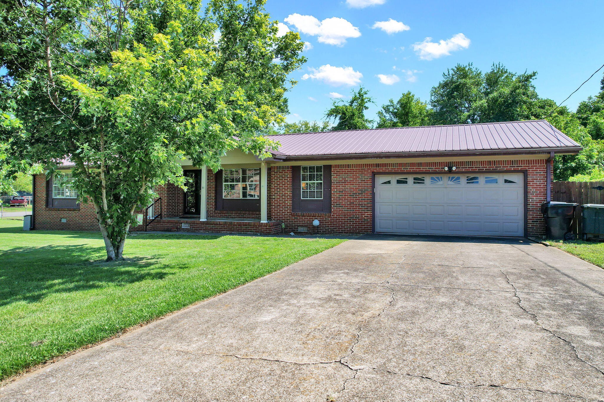 2805 Lilac Drive, Nw Property Photo 2