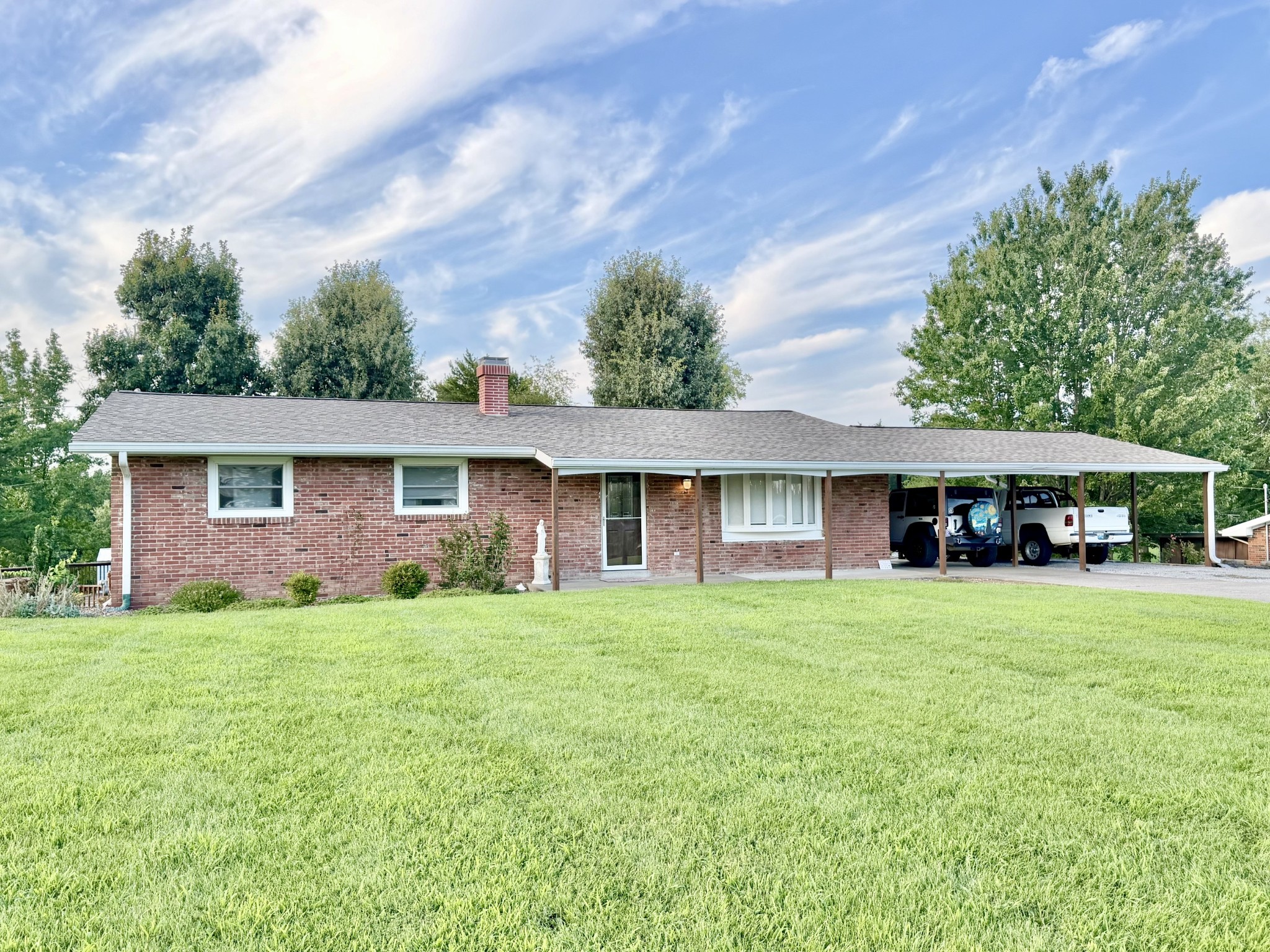 233 Twin Hill Dr Property Photo 1