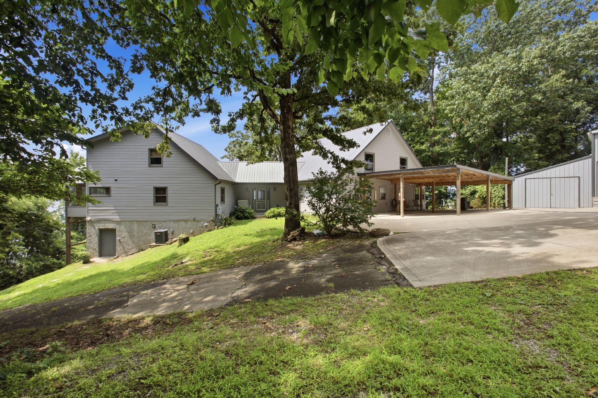 421 Bluff Point Ln Property Photo 9