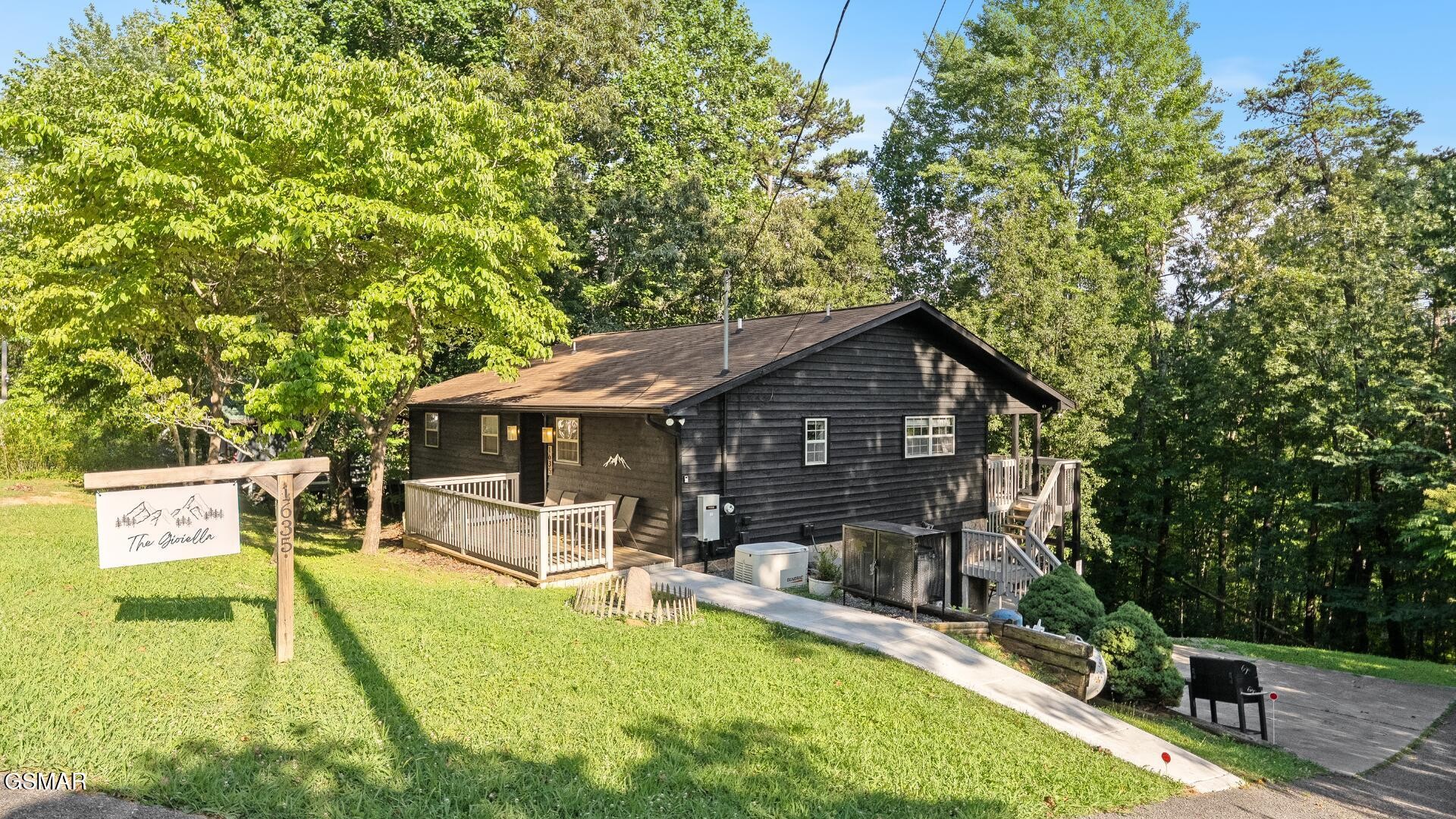 1635 S Mountain View Road Property Photo 1