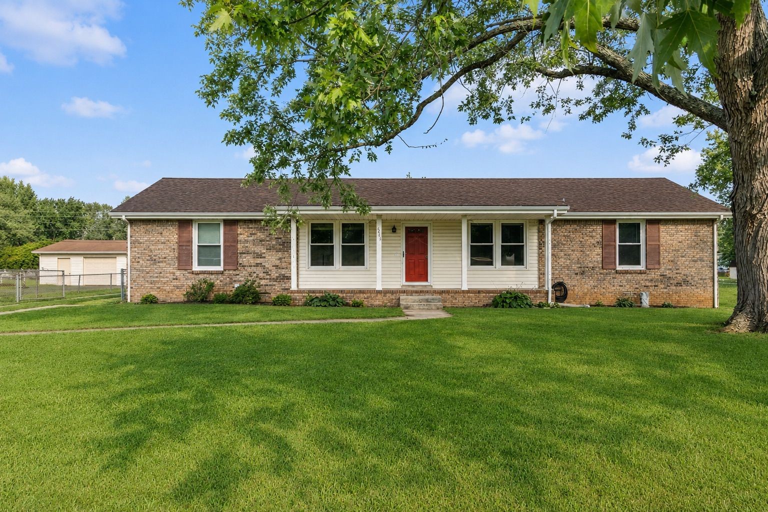 2233 Robin Dr