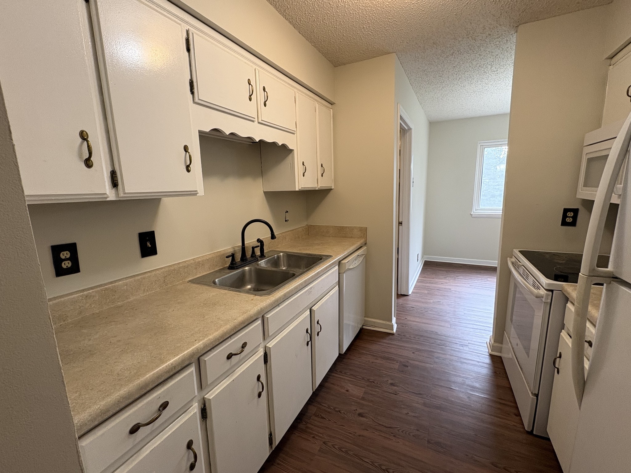 2075 Stonebrook Dr Property Photo 7