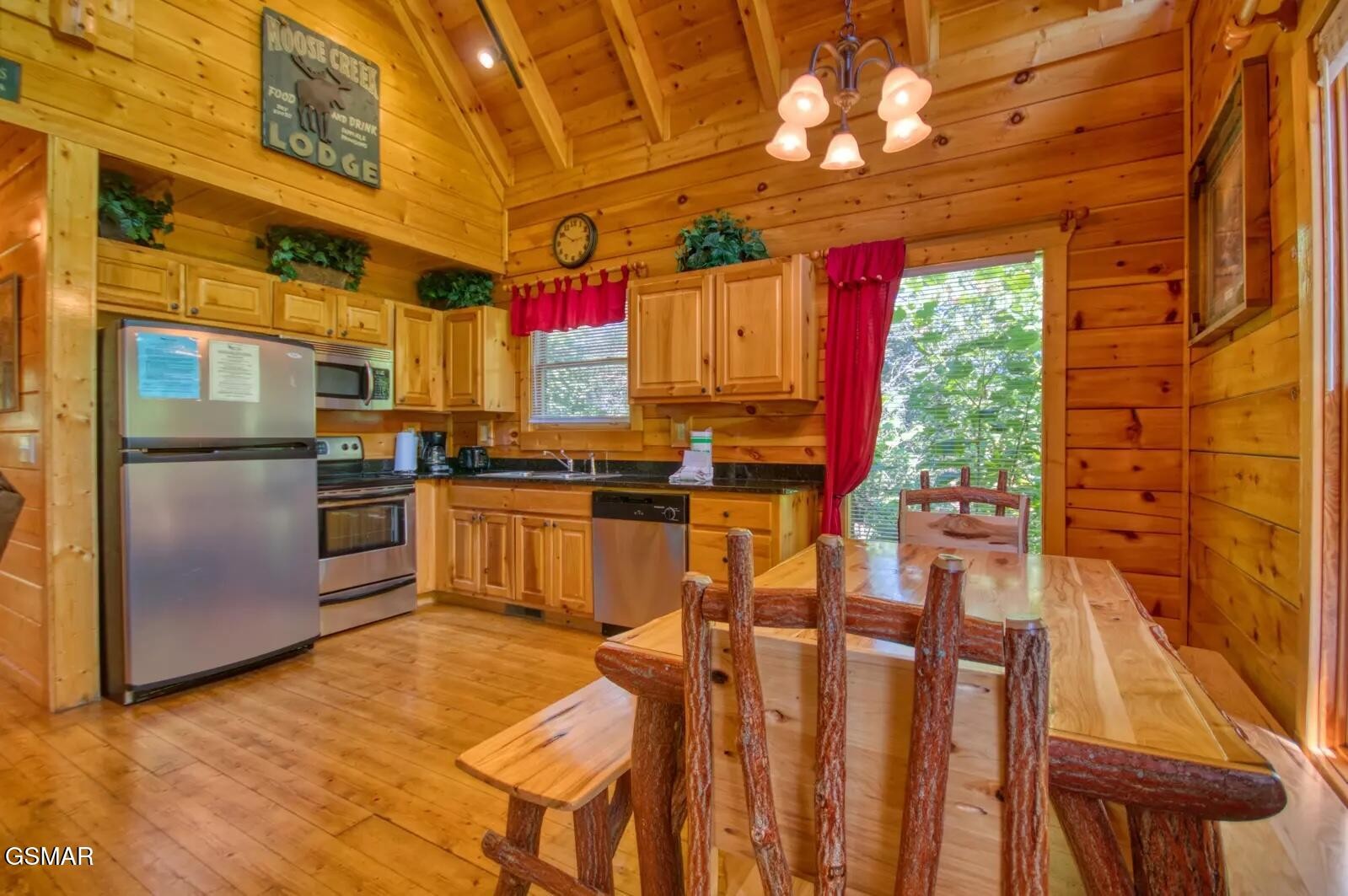 1724 Azalea Circle Property Photo 4