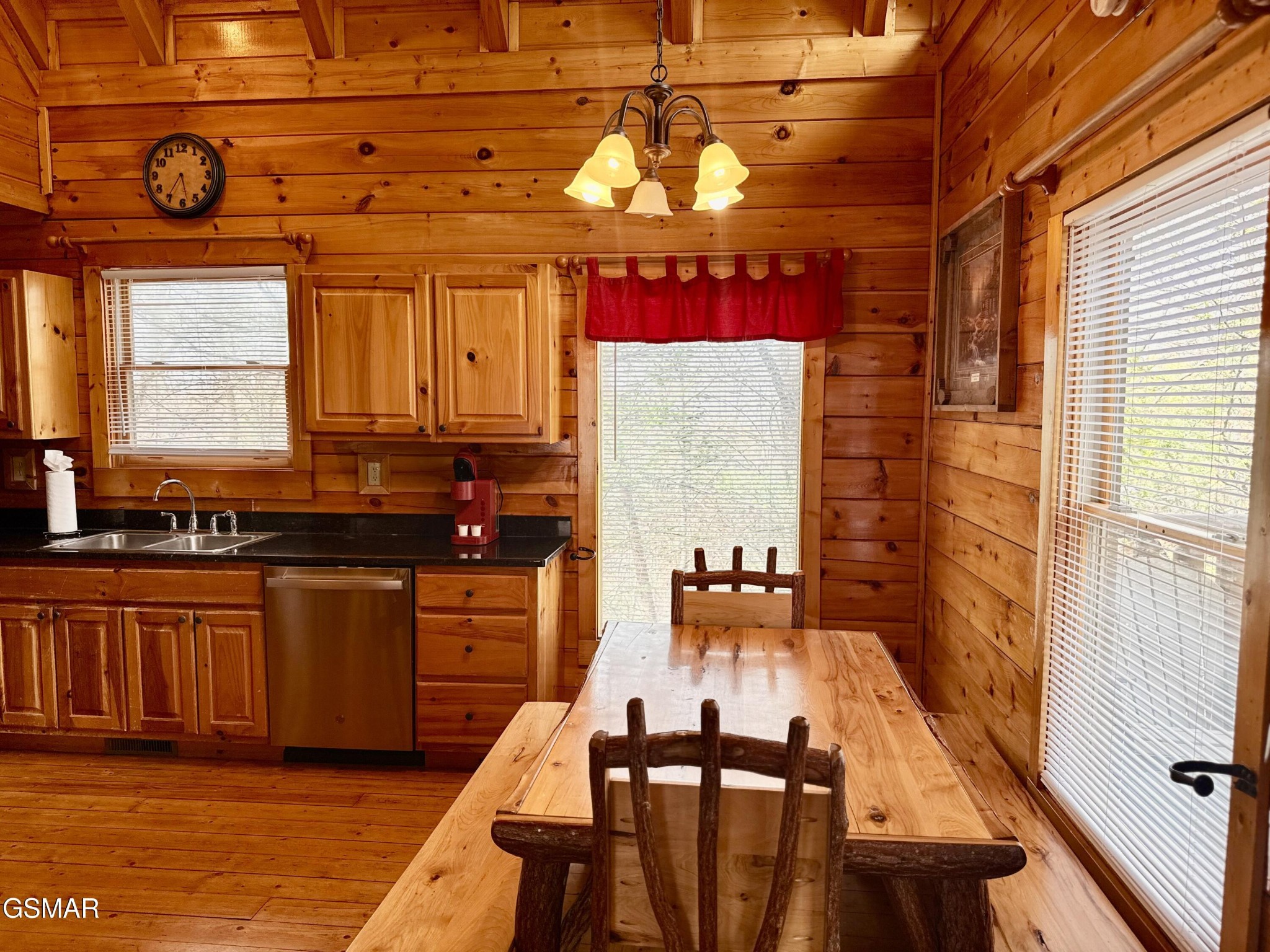 1724 Azalea Circle Property Photo 5