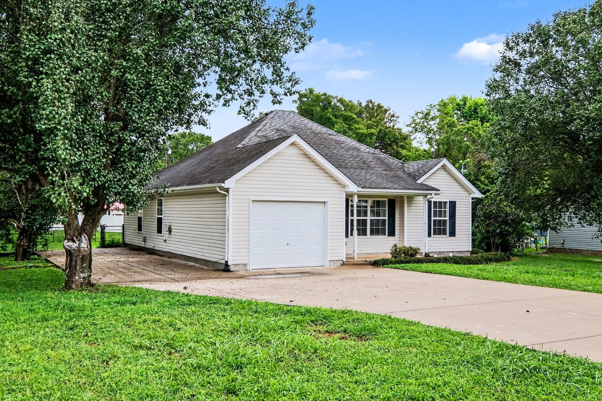 107 Breeze Dr Property Photo 2