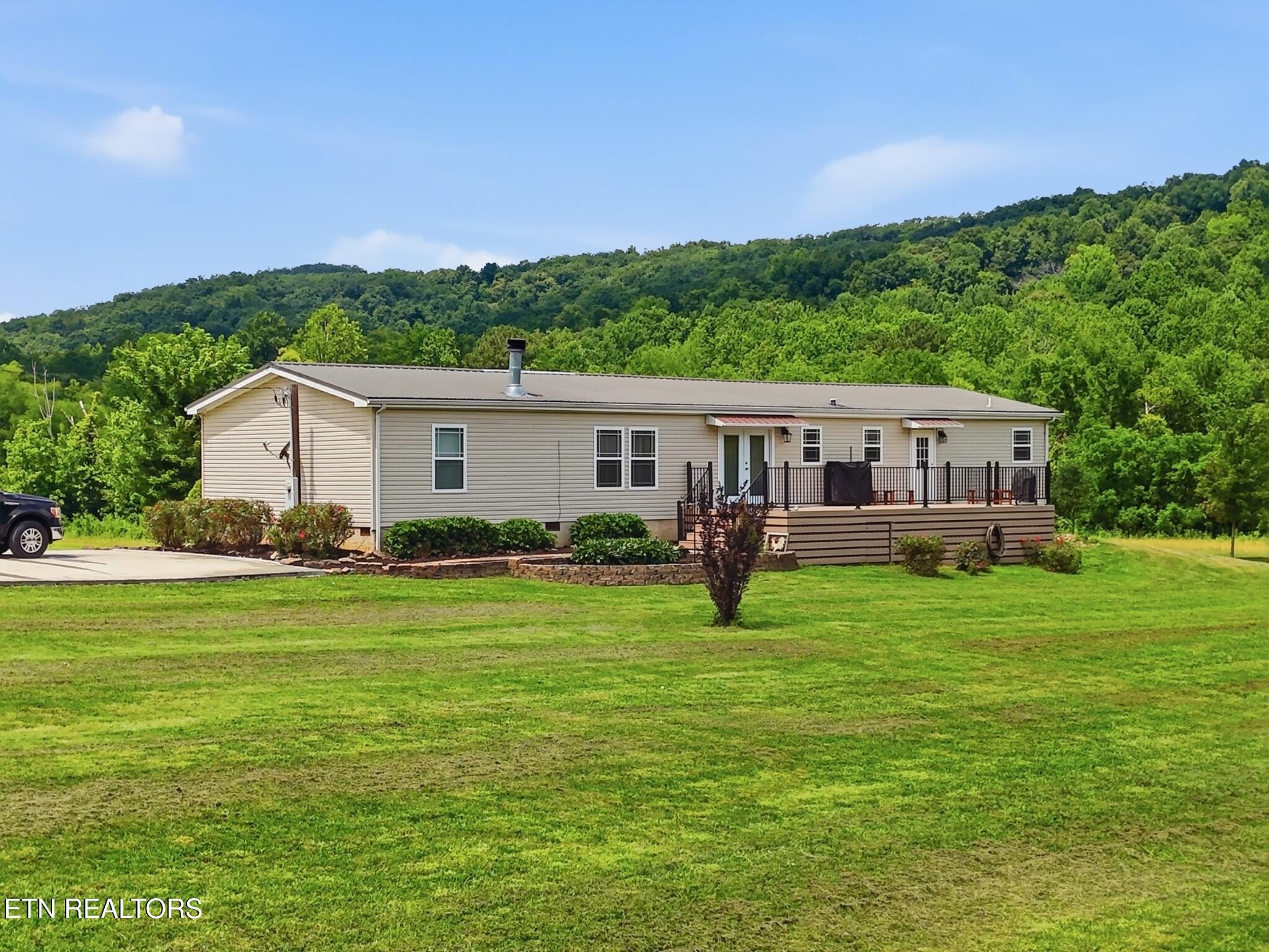 813 Ward Rd Property Photo 1