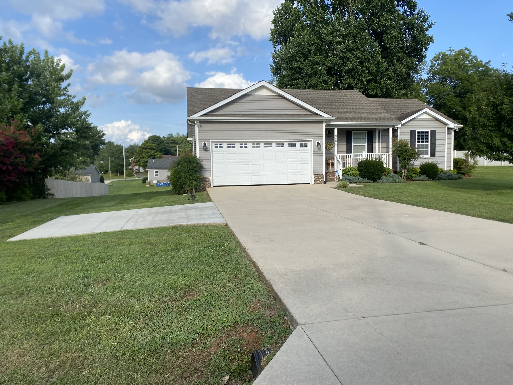 208 Arrowhead Dr Property Photo 1