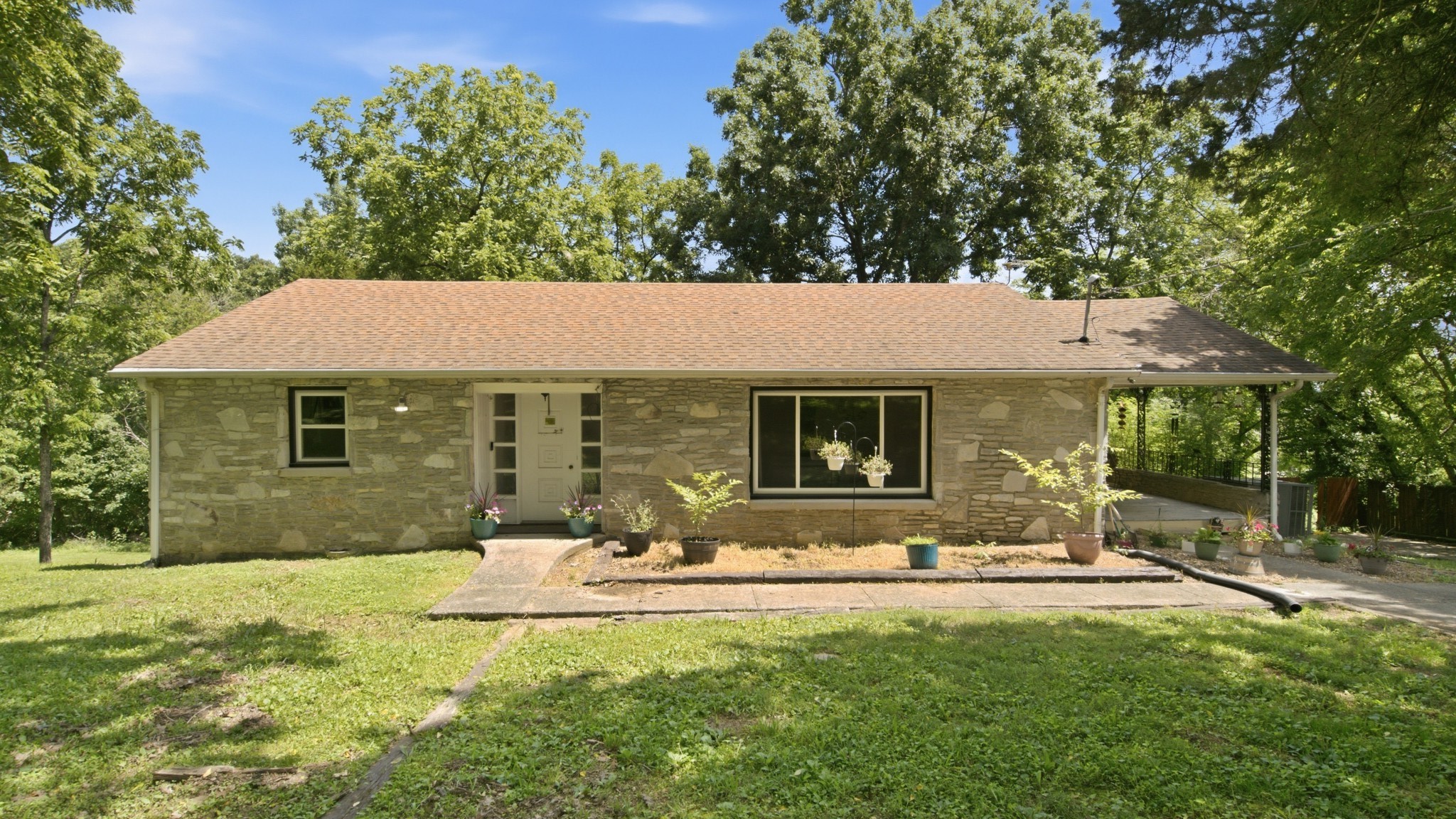 215 Wallace Dr Property Photo 1
